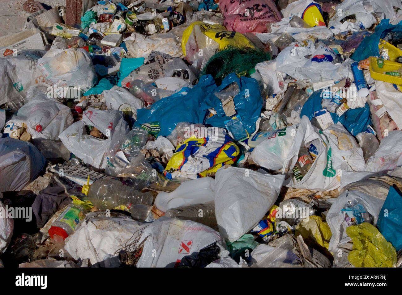 Brutto sito di sacchetti di plastica ladened con rifiuti domestici oggetto di dumping in campagna Foto Stock