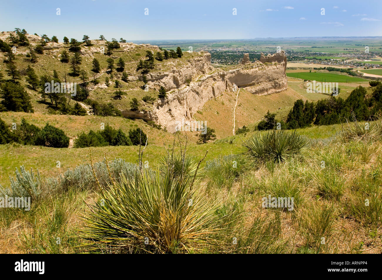 Vista panoramica del buttes nelle colline di sabbia area della Northwestern Nebraska con città di Scottsbluff in background Foto Stock