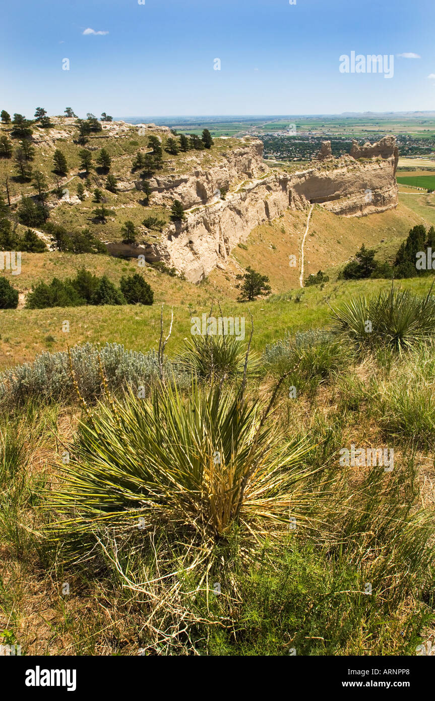 Vista panoramica del buttes nelle colline di sabbia area della Northwestern Nebraska con città di Scottsbluff in background Foto Stock