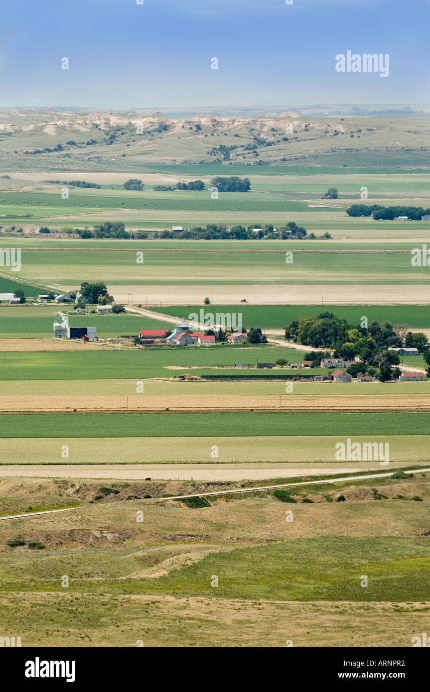 Vista panoramica di una valle fertile nel nord-ovest del Nebraska con le aziende agricole e i campi coltivati Foto Stock