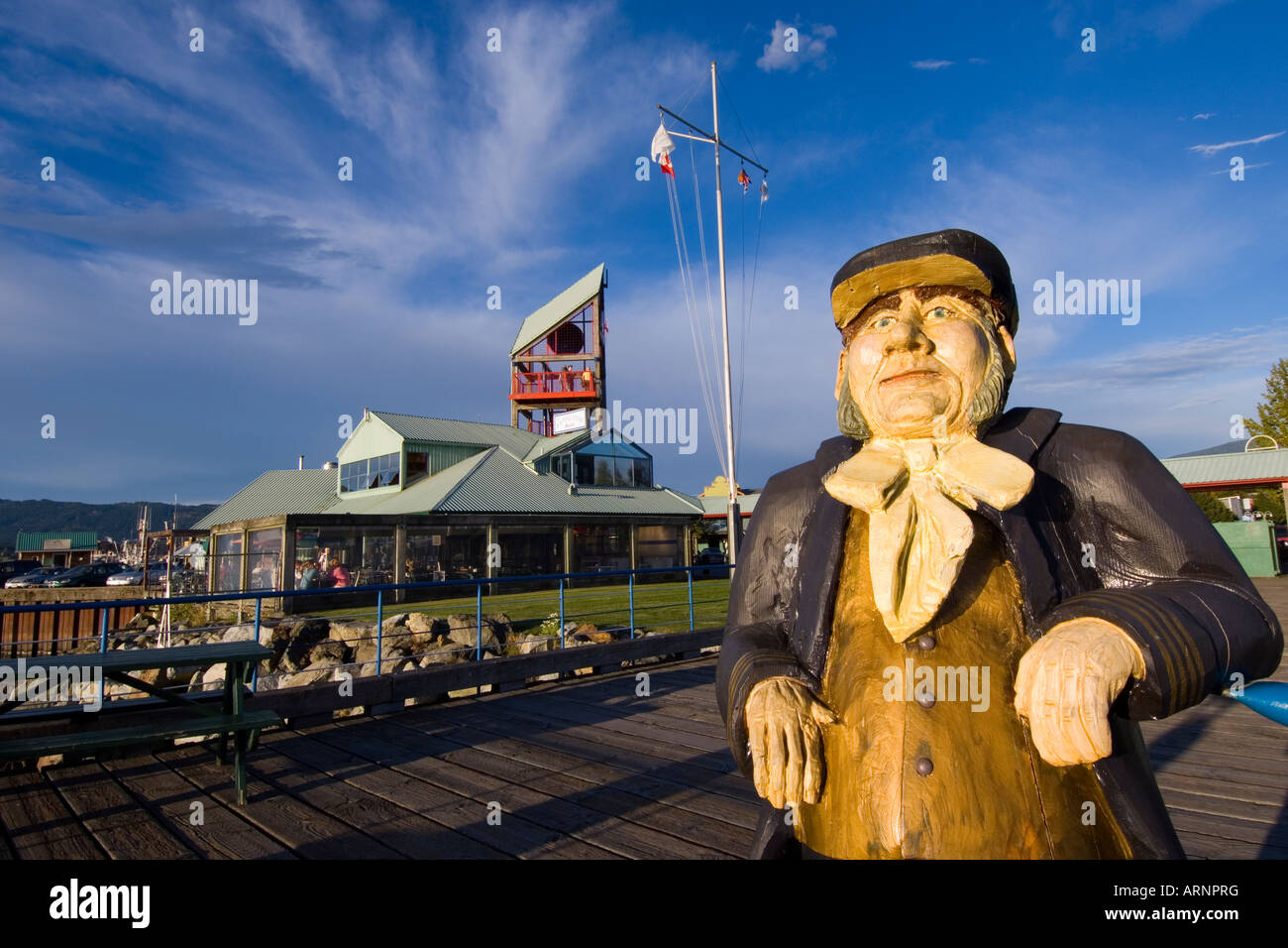 Port Alberni Quay con la scultura in legno della gente di mare, l'isola di Vancouver, British Columbia, Canada. Foto Stock