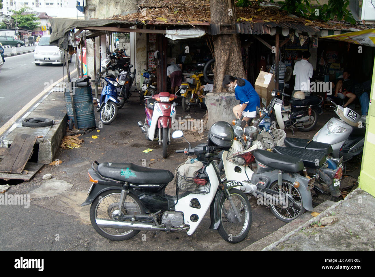 Scooter, essendo, riparato presso, garage, servizio, servizio, stazione, riparazione, rotto, giù, Honda, scooter, ciclomotori, motori, ciclo, moto Foto Stock