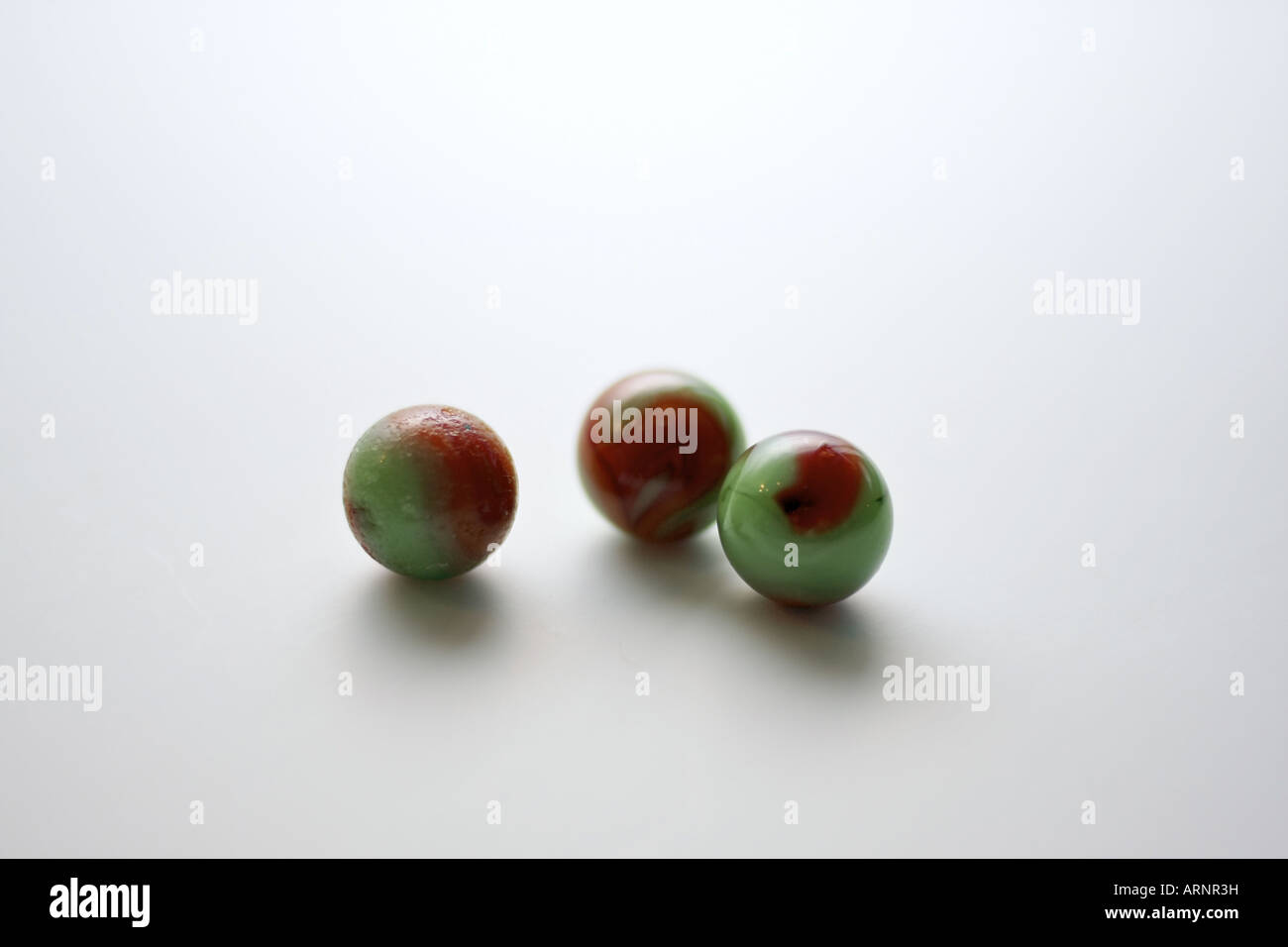 Tre verde e rosso marmi di vetro Foto Stock
