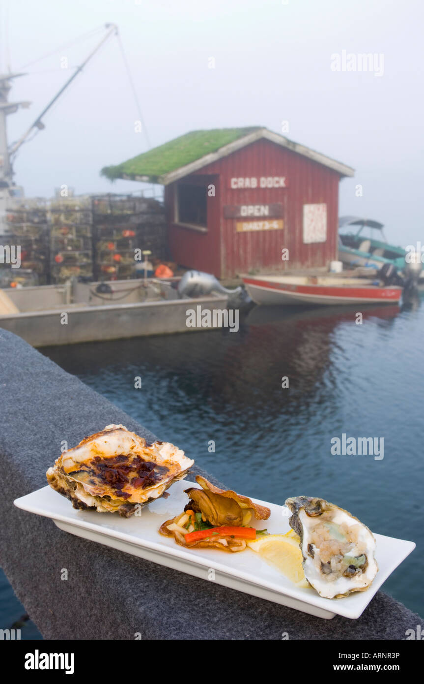 Gourmet piastra oyster visualizzato a Tofino waterfront, Isola di Vancouver, British Columbia, Canada. Foto Stock