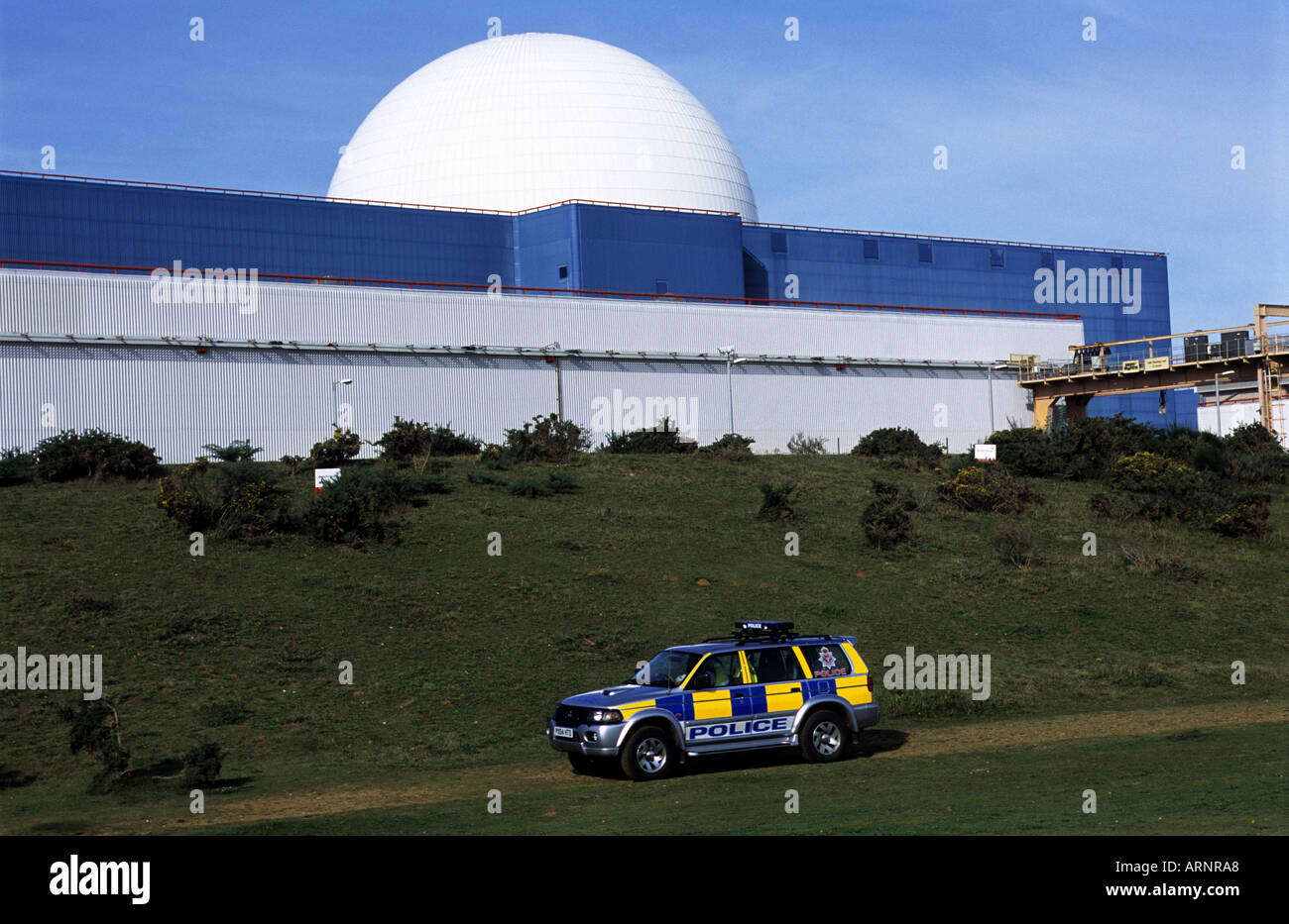 UK per l'Energia Atomica Constabulary (UKAEAC) patroling esterno centrale nucleare di Sizewell B, Suffolk, Regno Unito. Foto Stock