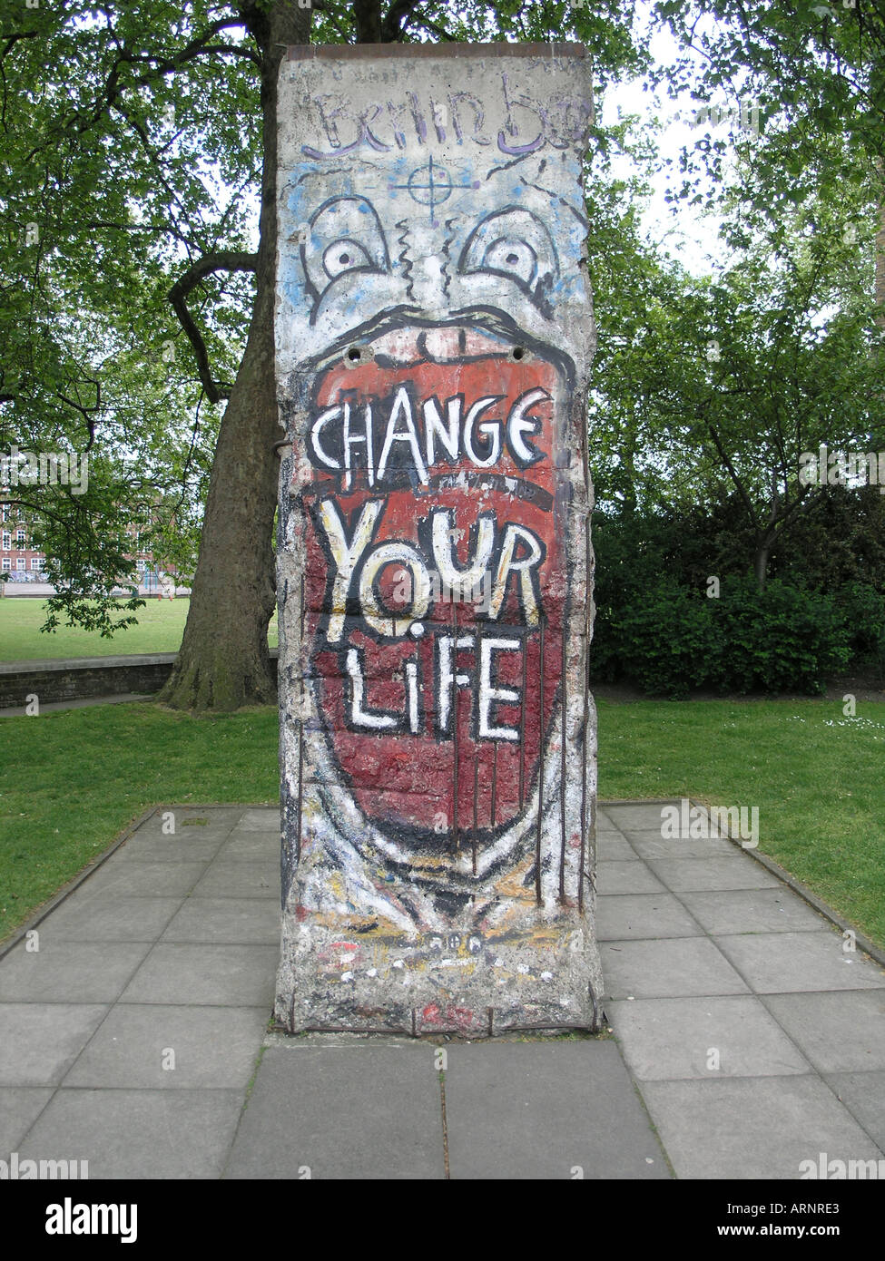 Una sezione del muro di Berlino con graffiti da indiano, Imperial War Museum di Londra Lambeth SE1 Foto Stock