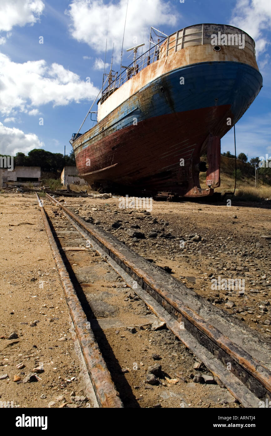 Abbandonate la nave da pesca in un cantiere di Seixal. Il Portogallo. Foto Stock
