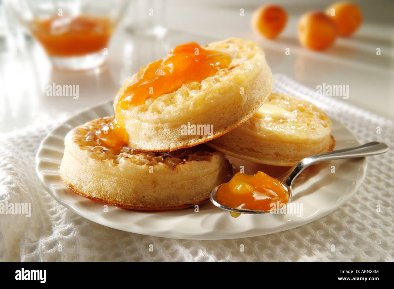 Close up imburrata cialdine tostato con marmellata di albicocche pronto a mangiare in un tavolo bianco impostazione Foto Stock