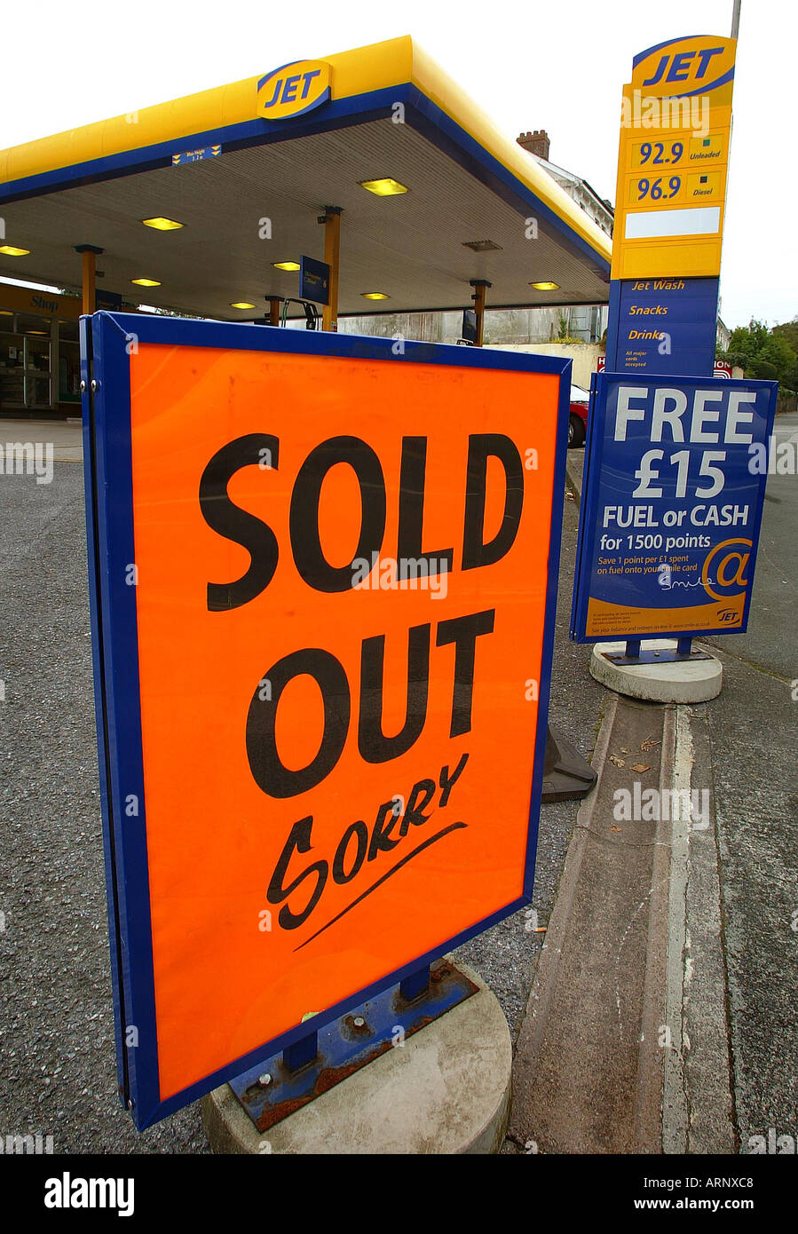 Il segno in corrispondenza di una stazione di riempimento in Plymouth dopo la corsa sulla benzina causato da automobilisti preoccupati per le proteste di carburante. Foto Stock