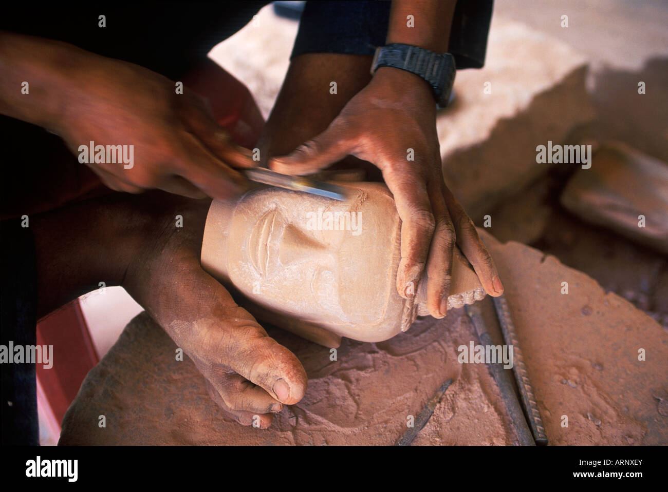 Il Sud Est Asiatico, Cambogia Siem Reap, artigiano scolpisce TESTA DEL BUDDA per turismo scambi Foto Stock