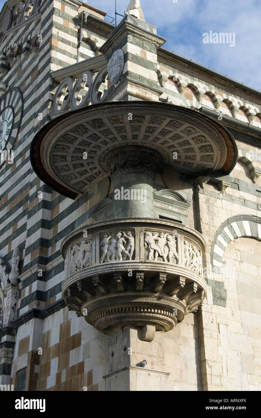 Il pulpito della chiesa di San Stefano di Prato, Toscana, da Donatello e  Michelozzo tra il 1430 e il 1438 Foto stock - Alamy