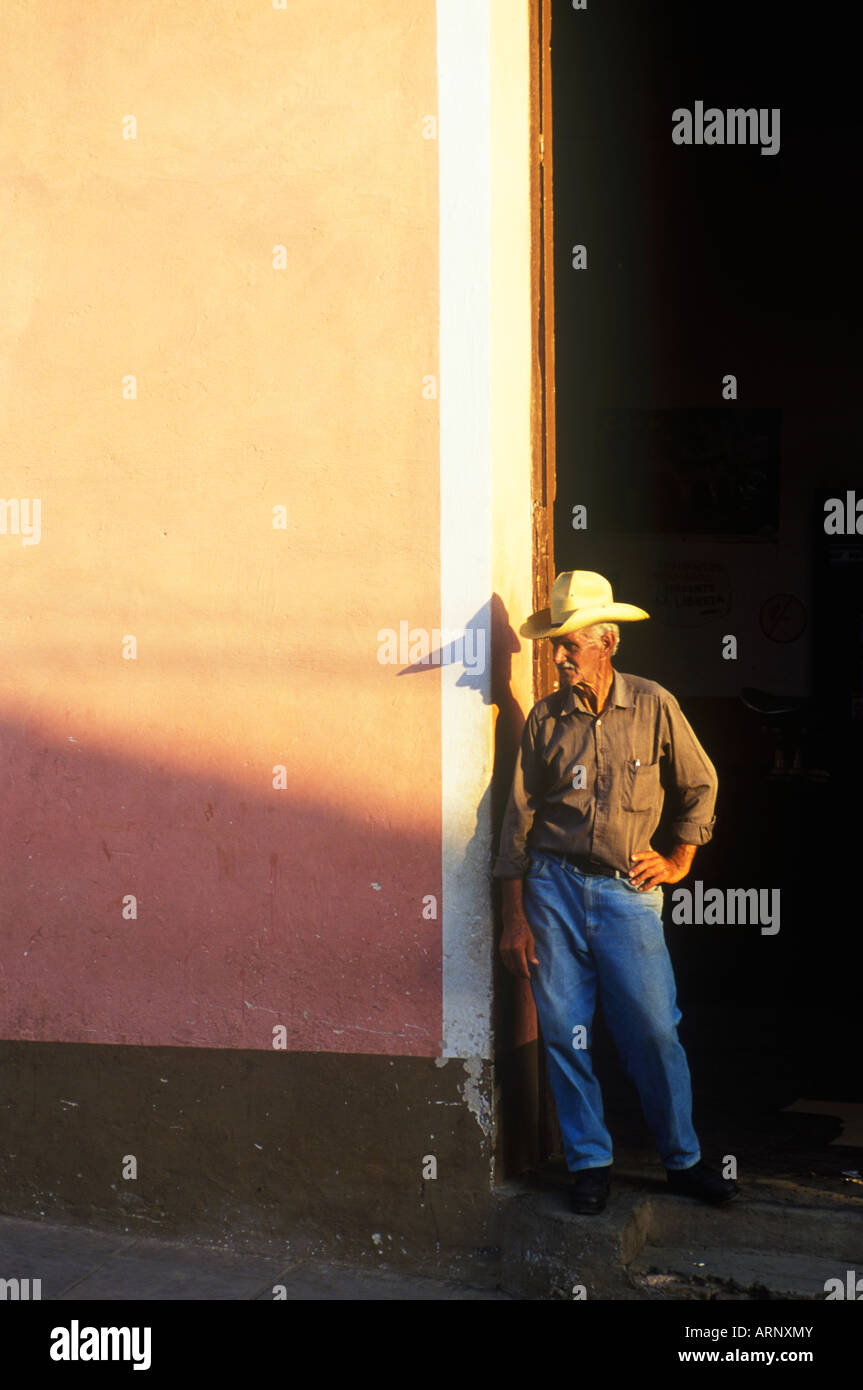 Cuba, Trinidad, locale l'uomo con il cappello da cowboy sorge nella porta Foto Stock
