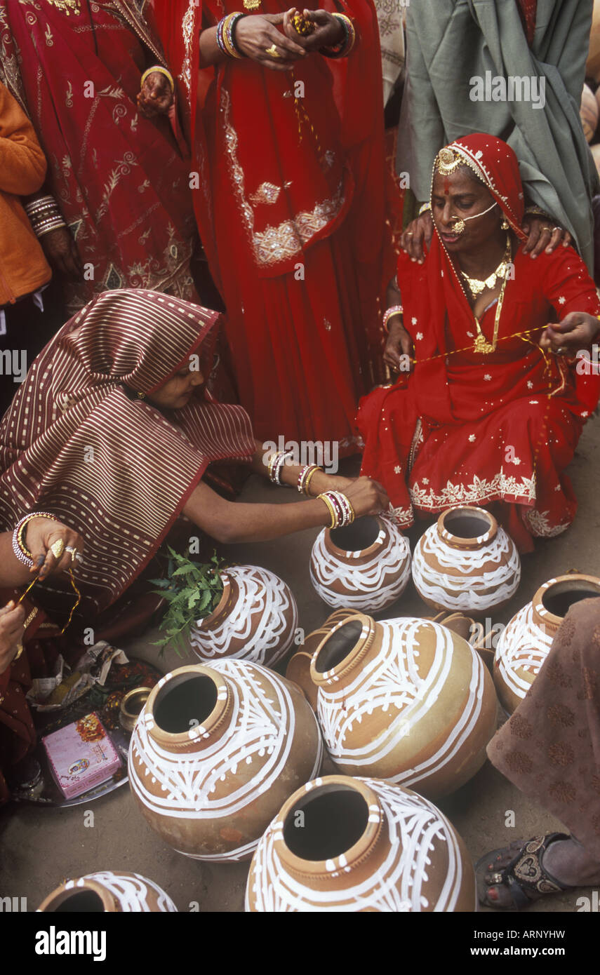 India, Rajsatan, Jaipur pre cerimonia nuziale che coinvolgono le donne Foto Stock