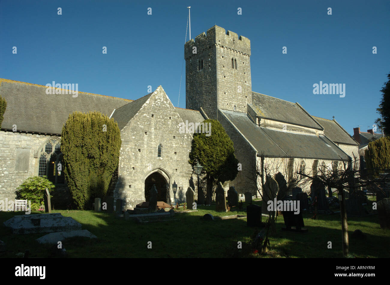 Il Portico e Il Campanile di St Illtyd la Chiesa Llantwit Major, Vale of Glamorgan, South Wales, Regno Unito Foto Stock