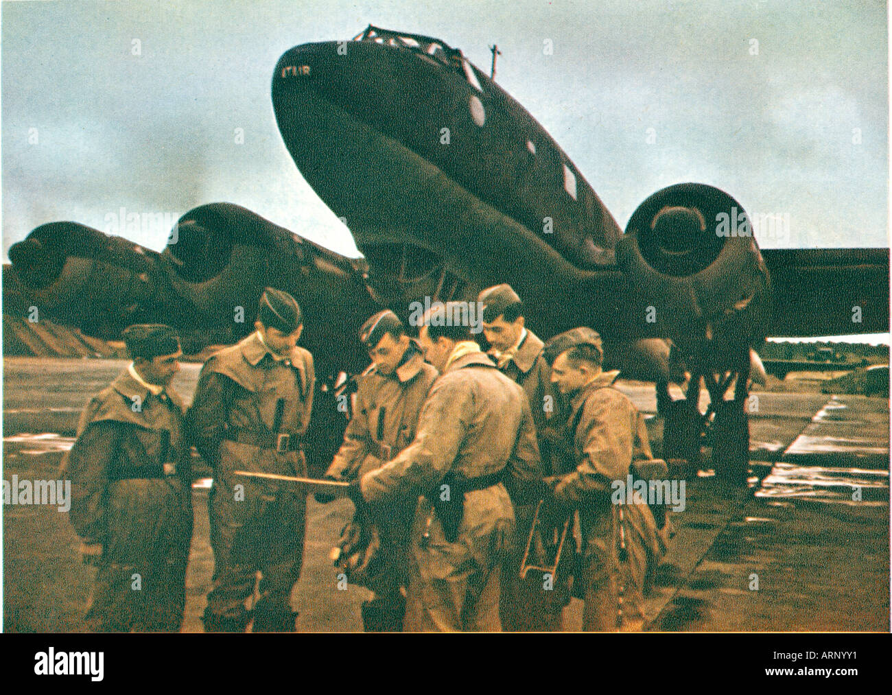 Tedesco Airfield Francia 1941 propaganda tedesca Fotografia la Luftwaffe da qualche parte in Francia consultare una mappa di fronte al loro FW Condor bombardiere Foto Stock