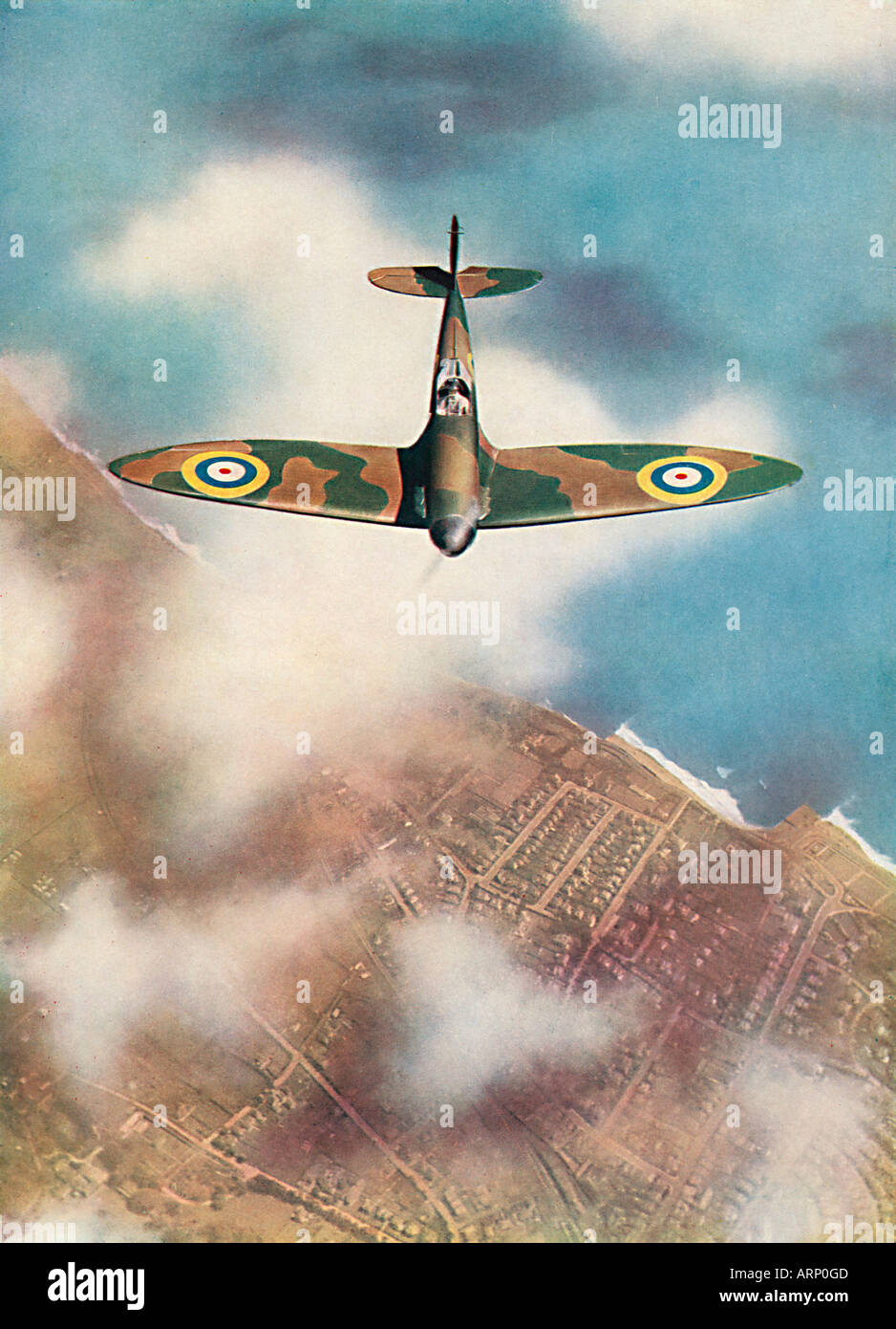 Spitfire 1939 foto dei mitici inglese aereo da combattimento progettato da Reginald Mitchell volando sopra la costa inglese Foto Stock