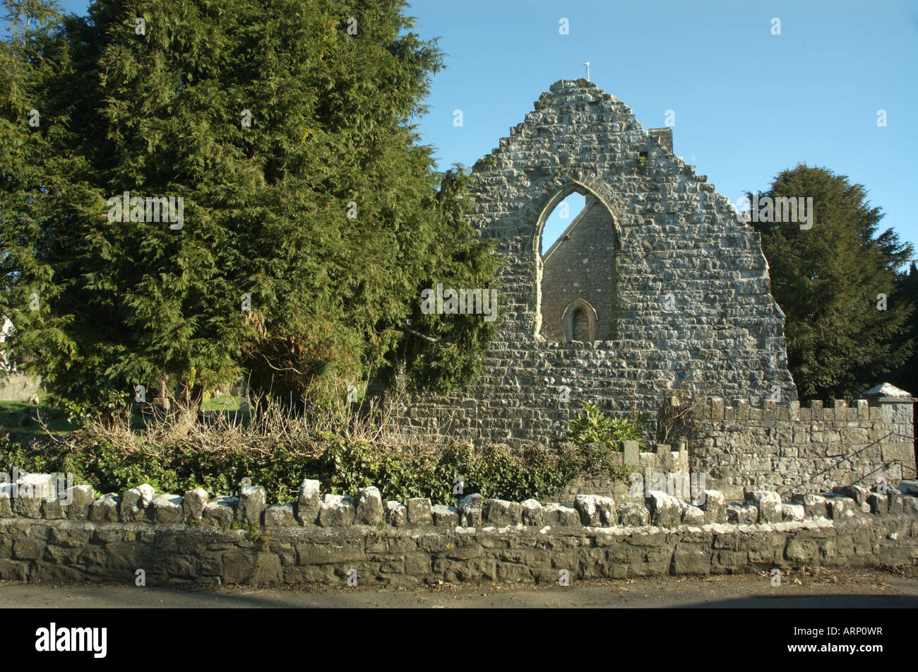 La rovina a west end di St Illtyd la Chiesa, Llantwit Major, Vale of Glamorgan Foto Stock