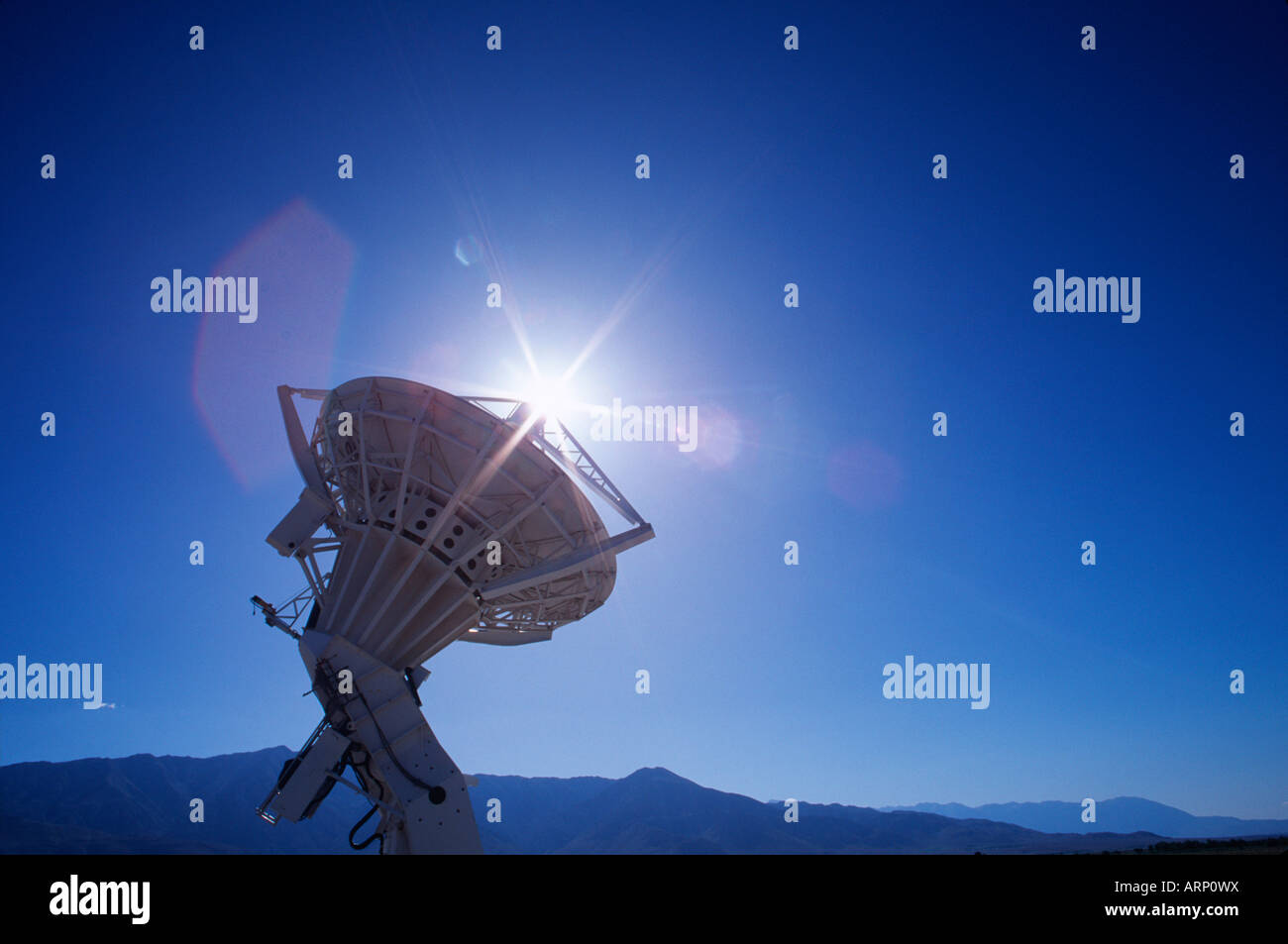 In California, USA, satelliti a Cal Tech Station, Owen's Valley con sun star rifrangere dal bordo della struttura Foto Stock