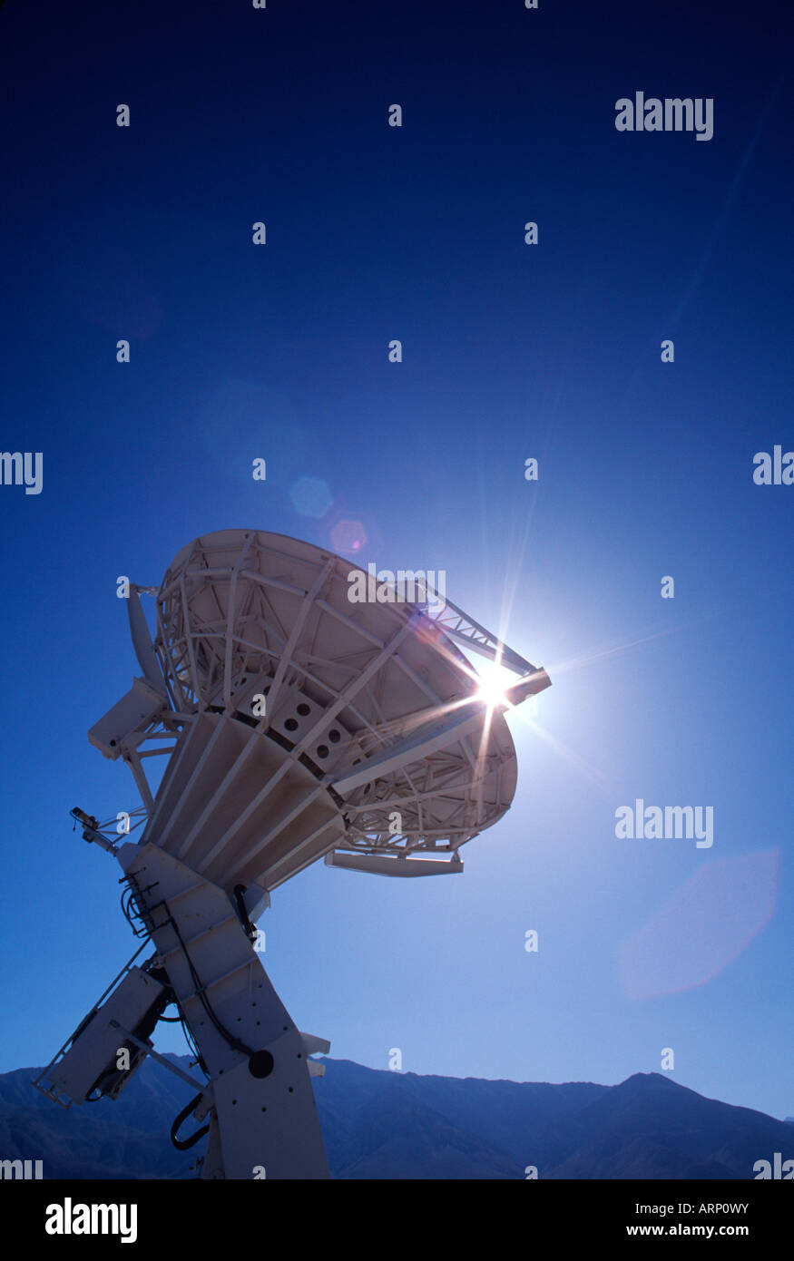 In California, USA, satelliti a Cal Tech Station, Owen's Valley con sun star rifrangere dal bordo della struttura Foto Stock