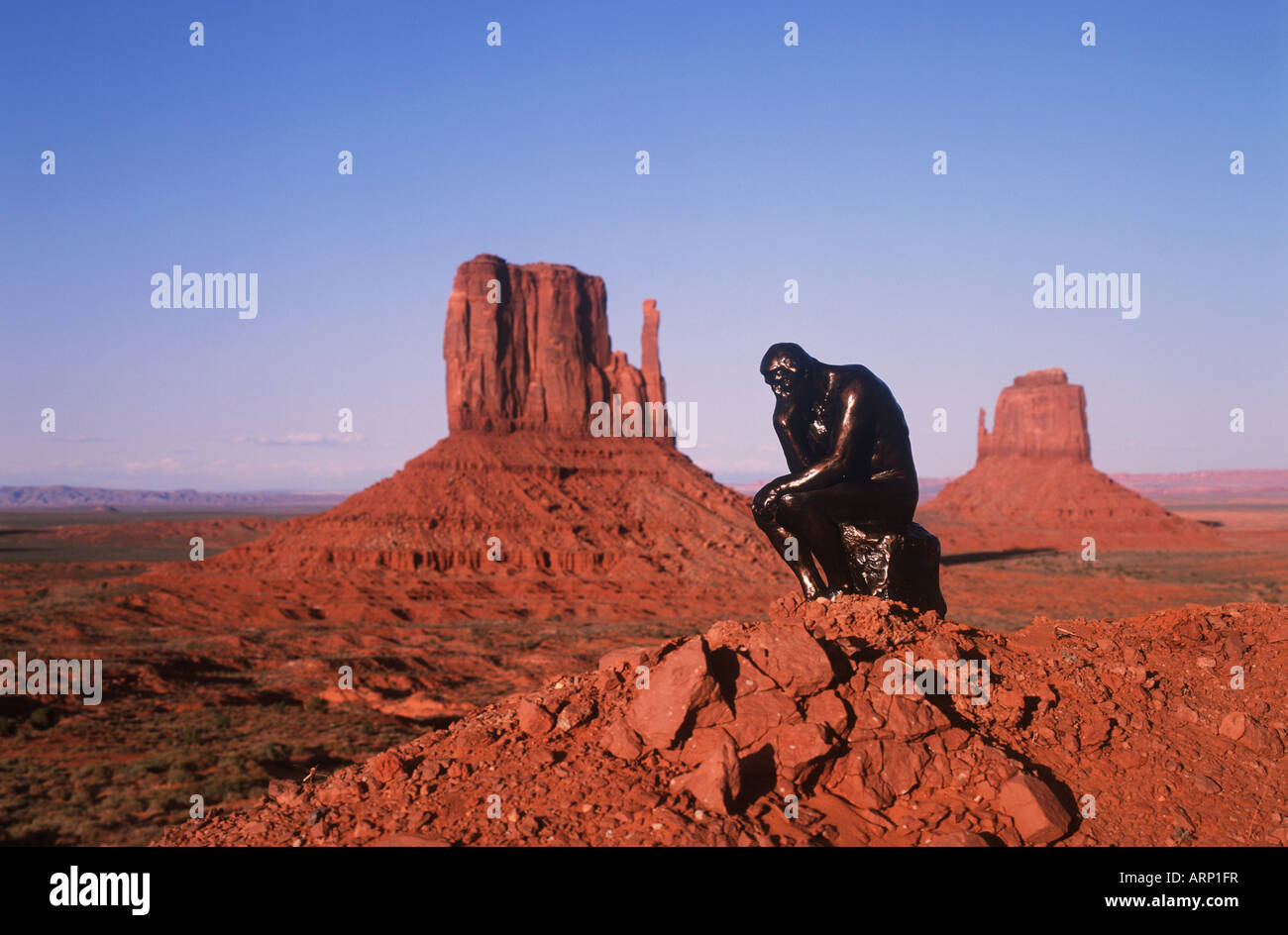 Stati Uniti d'America, Utah, Monument Valley con "pensatore' statua Foto Stock