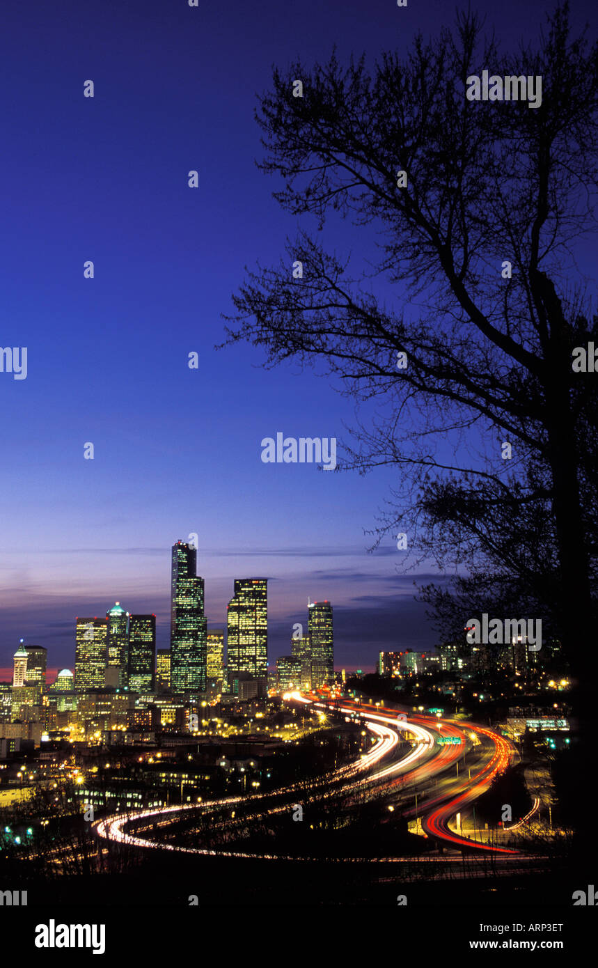 Stati Uniti d'America, nello Stato di Washington, Seattle skyline dal lato sud con l'autostrada Foto Stock