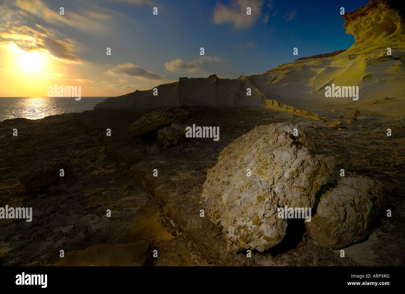 La fantascienza vista di un mediterraneo paesaggio roccioso all'alba Foto Stock