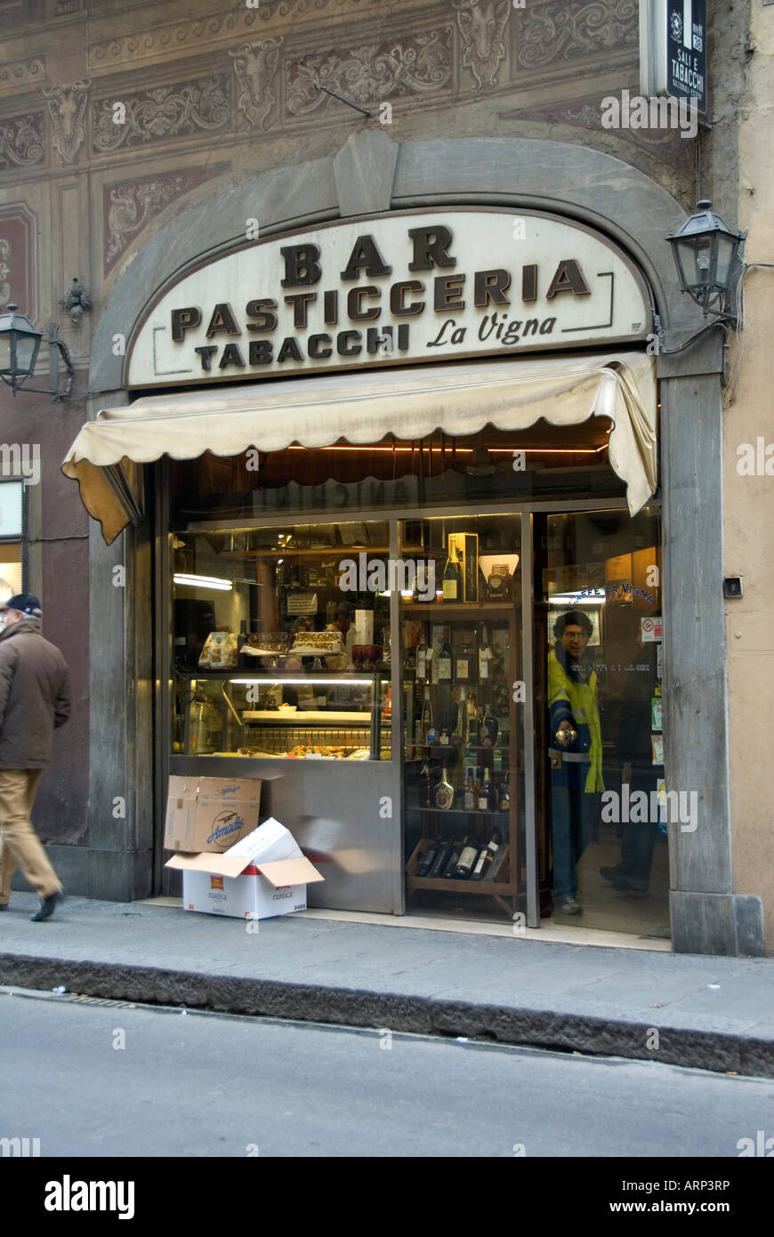 La Pasticceria, tabaccheria, bar La Vigna vicino a Piazza Goldoni in via  della Vigna Nuova, Firenze Toscana Italia Foto stock - Alamy