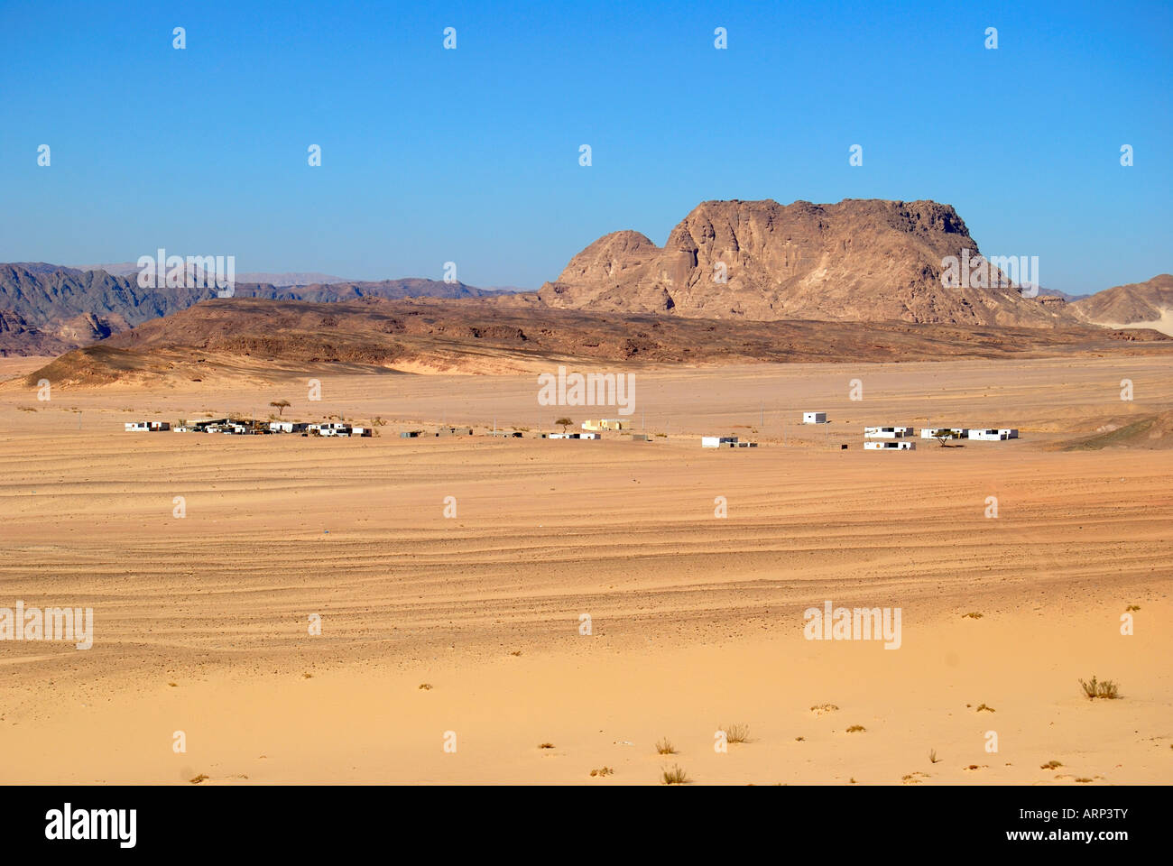 Il paesaggio del deserto che mostra Bedoiun Camp, la penisola del Sinai, Repubblica di Egitto Foto Stock