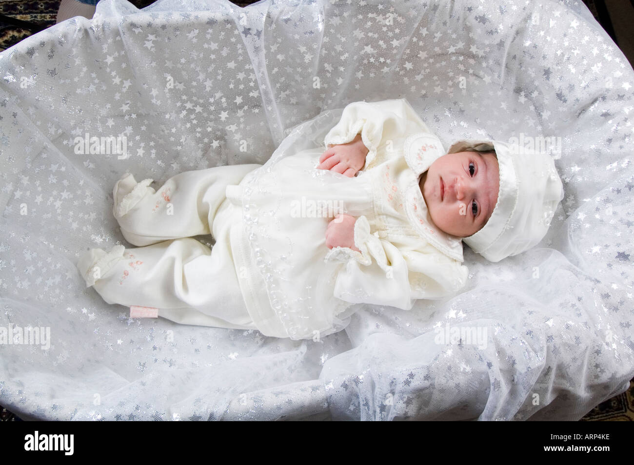 Baby girl nel letto Foto Stock