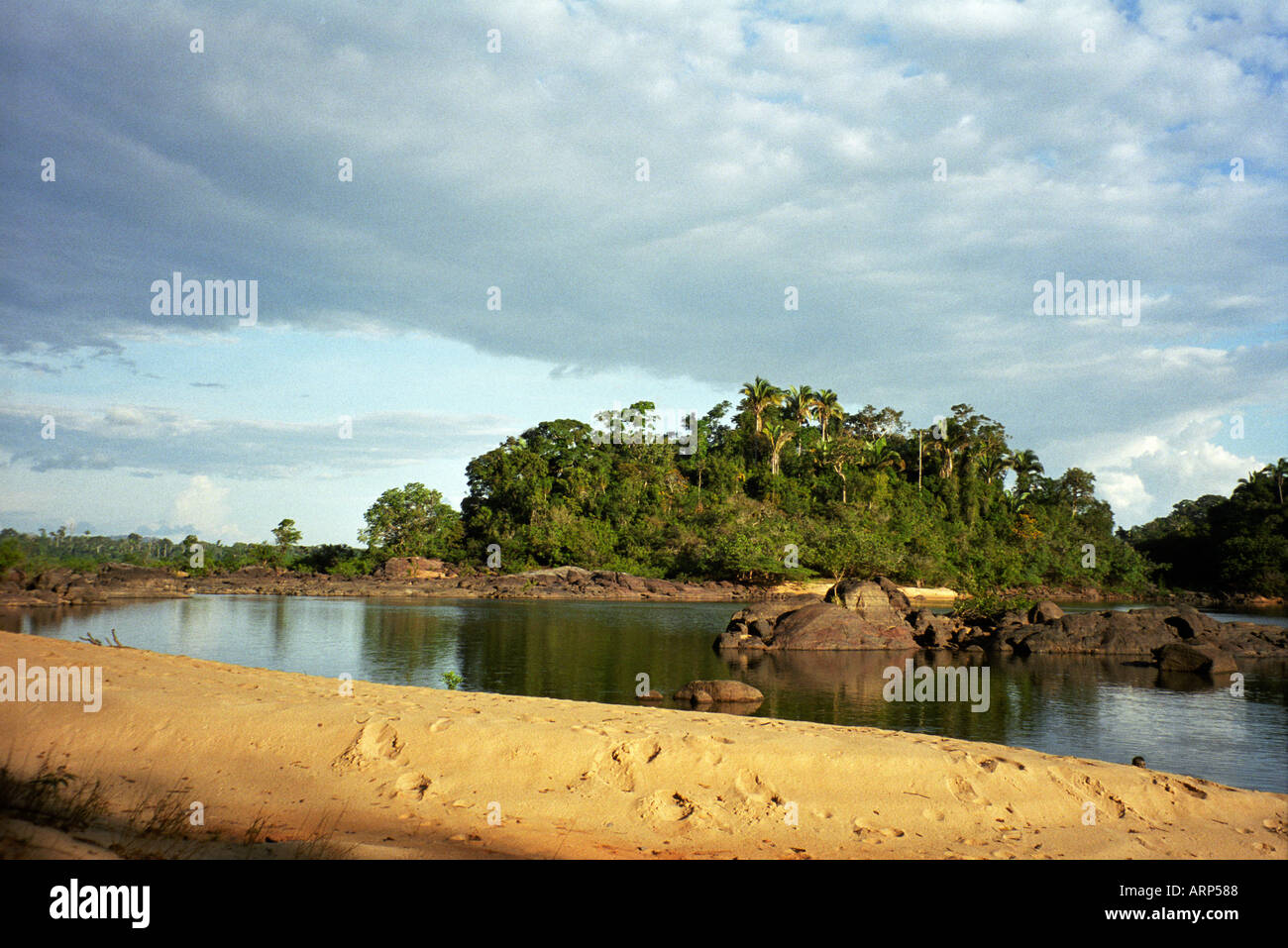 Vista dell'isola di Tataquara dall'altra parte dell'acqua con banco di sabbia in primo piano. Isola di Tataquara, Stato di Para, Brasile. Foto Stock