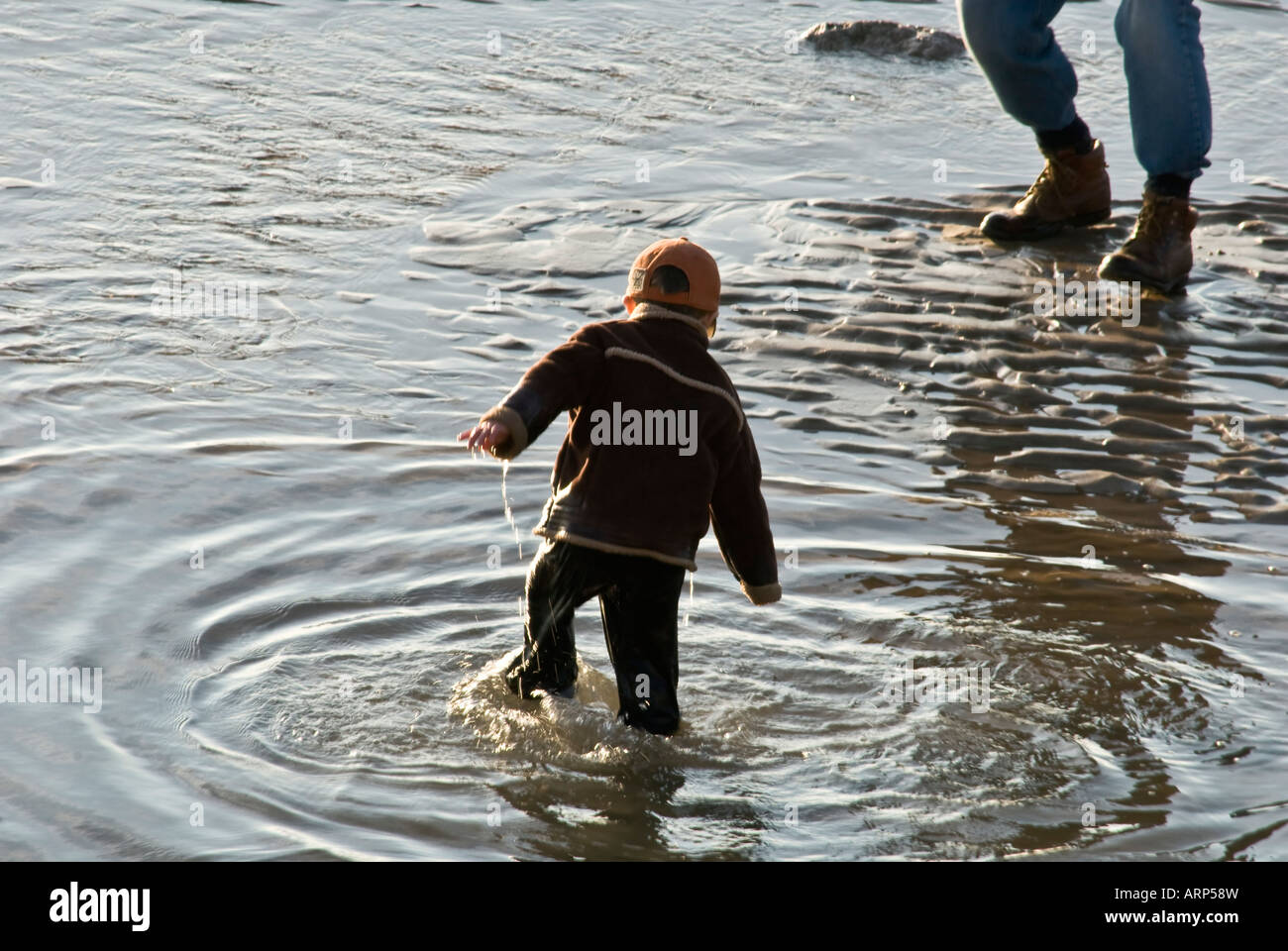 Bambino ragazzo kayak di mare panni umidi Foto Stock