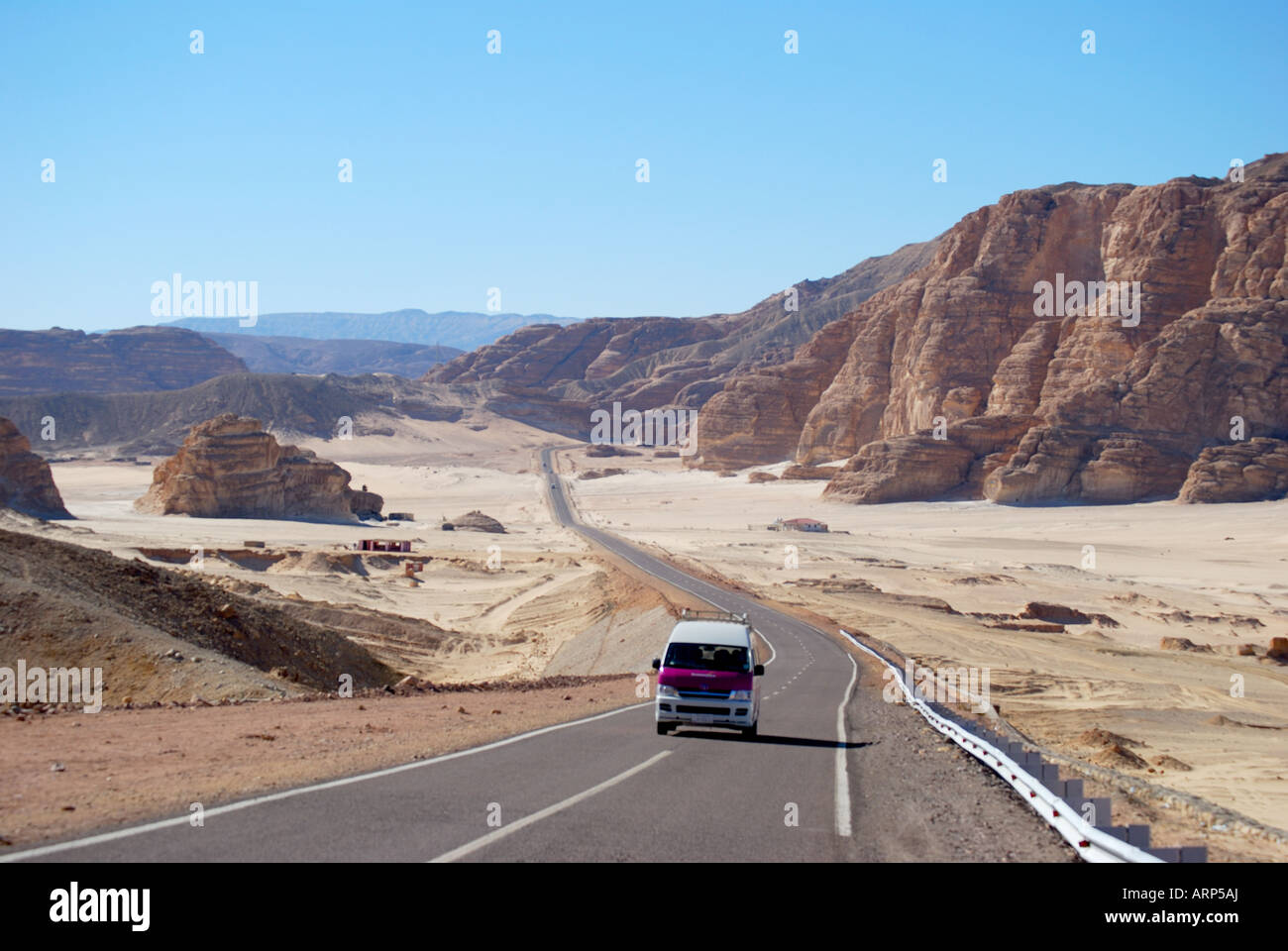 La strada attraverso il paesaggio del deserto, la penisola del Sinai, Repubblica di Egitto Foto Stock
