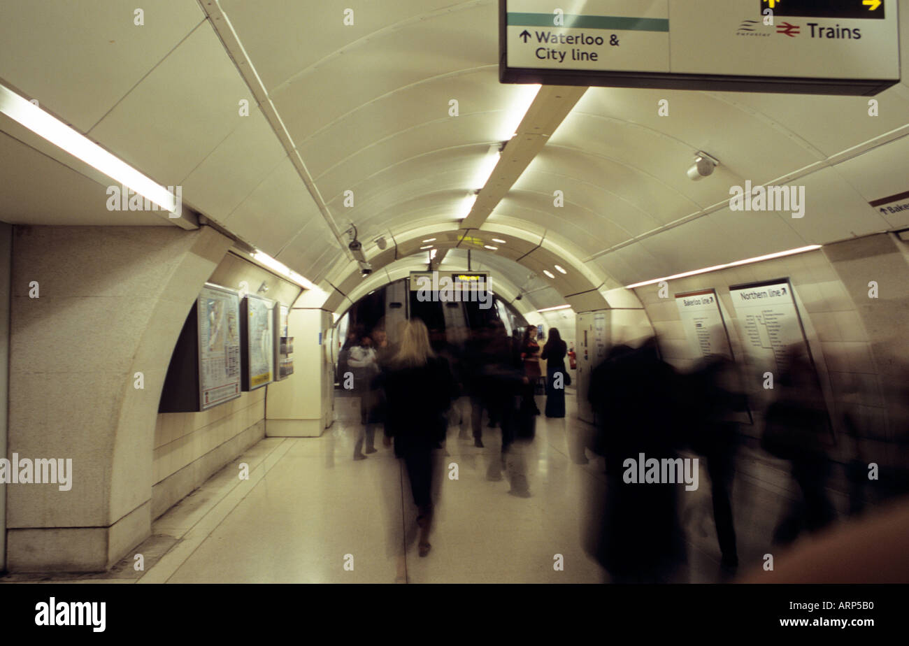 Immagine sfocata del movimento dei pendolari che camminano verso Waterloo e la City Line alla stazione della metropolitana di Waterloo London. Londra, Regno Unito. Foto Stock