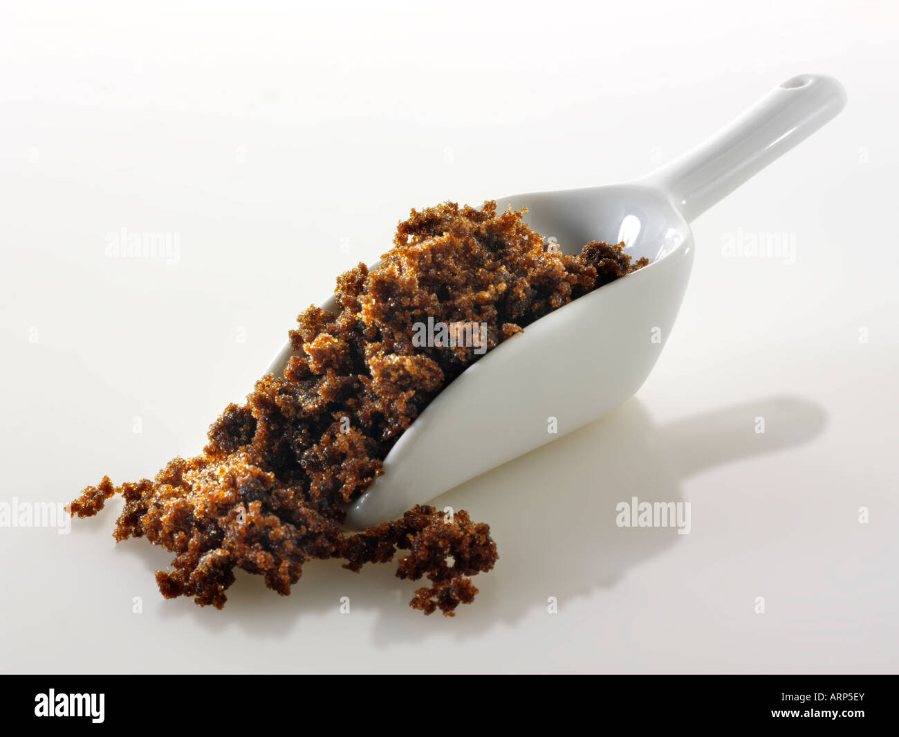 Melasse zucchero di commercio equo e raffinato ancora vita contro un bianco sfondo Foto Stock