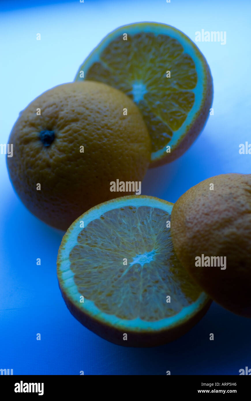 Arance in una luce blu Foto Stock