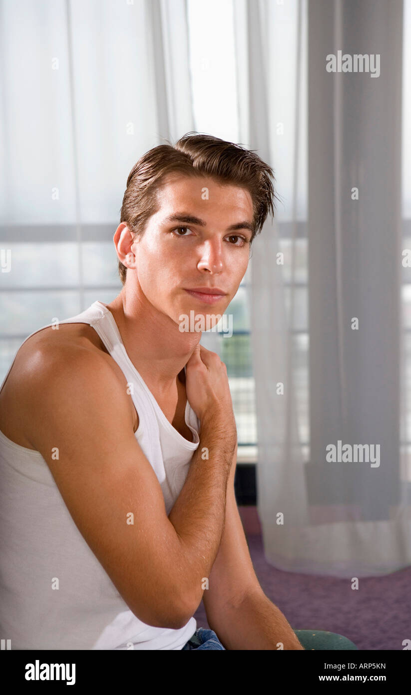 Ritratto giovane uomo indossa la t-shirt Foto Stock