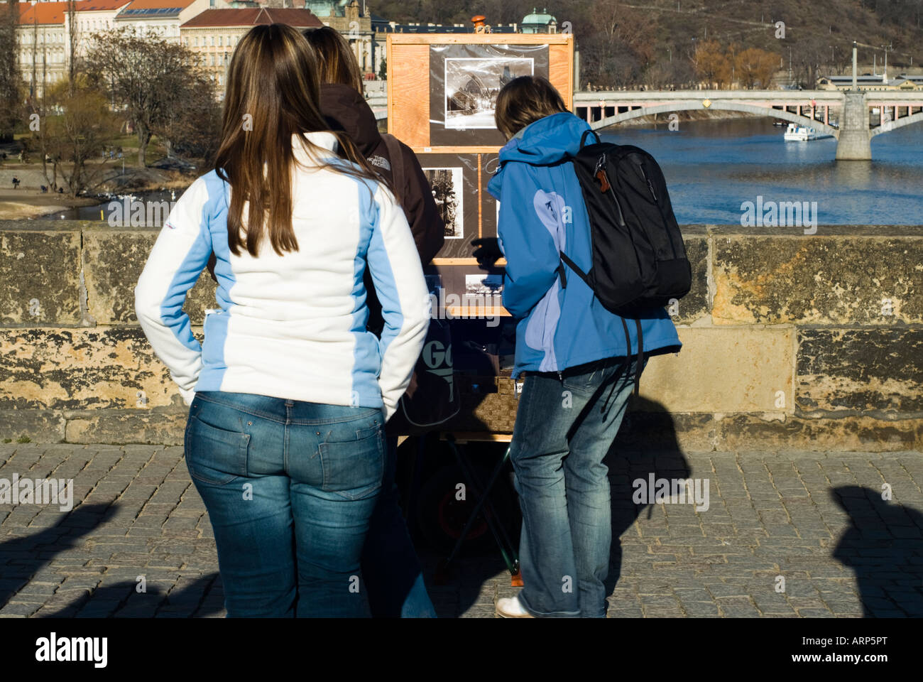 I turisti in cerca di souvenir sul Ponte Carlo a Praga Repubblica Ceca Foto Stock