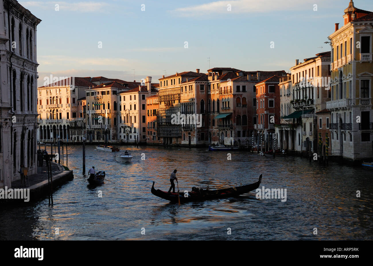 Vista del canal grande con il gondoliere in Forefront Foto Stock