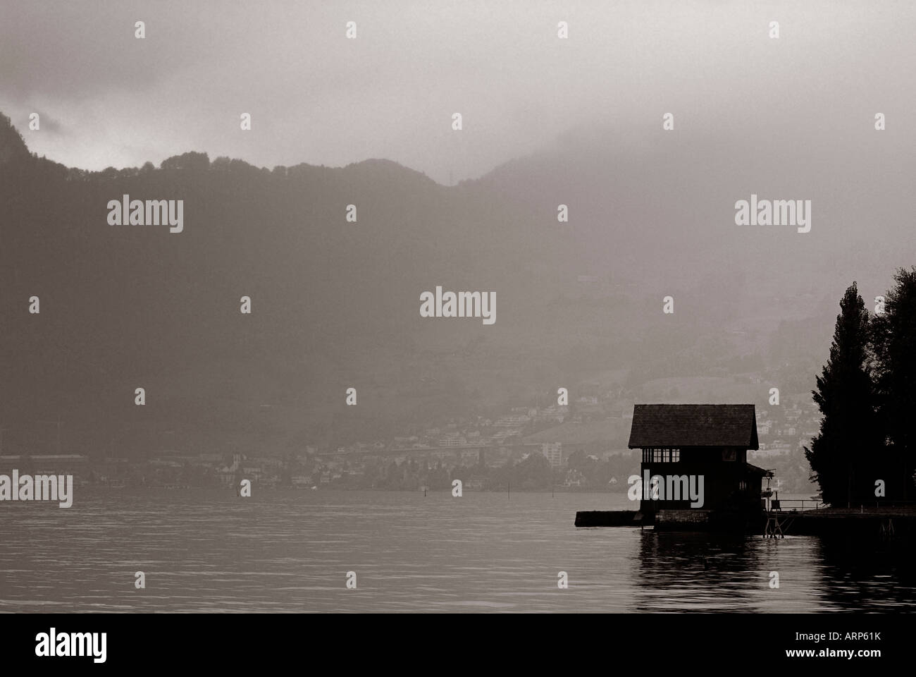 Vista di una capanna in un lago mist monocromatico Foto Stock