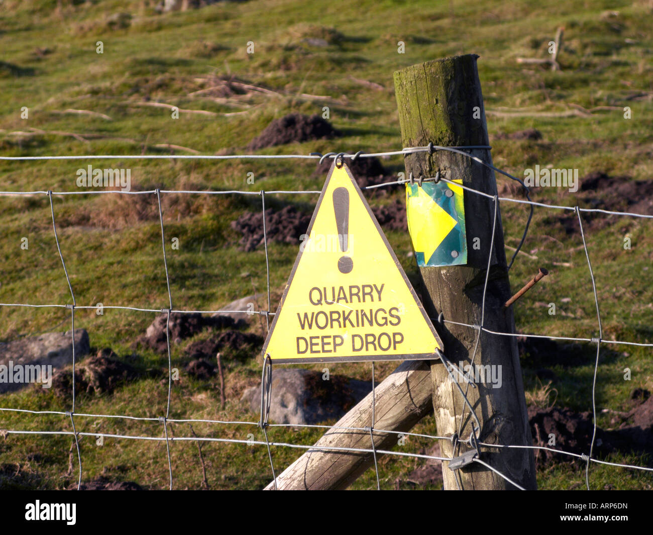 La torba LANE, GREENHOW, NIDDERDALE, N YORKS, UK. 12 feb 2008. Informazioni segno. Pericolo " lavorazioni di cava. Caduta di profonda' Foto Stock