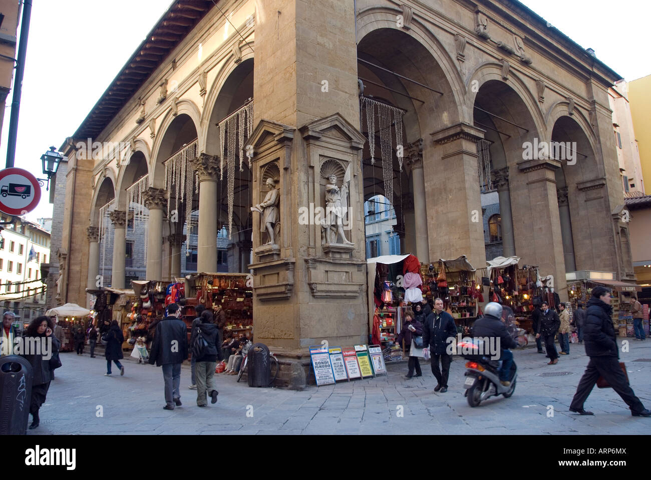 Nuovo Mercato o Mercato Nuovo tourist shopping a Firenze Toscana Italia Foto Stock