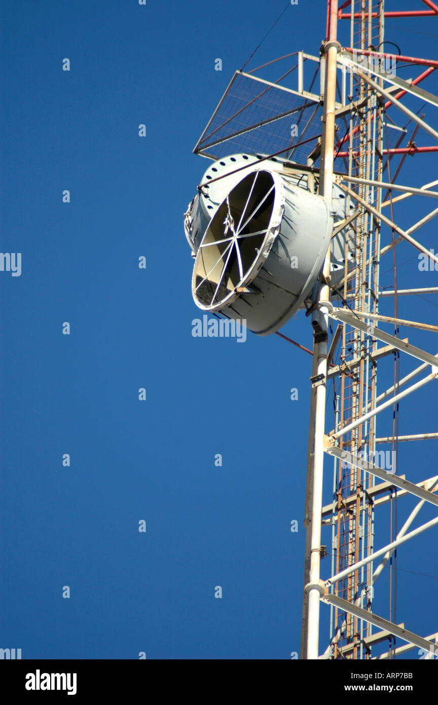 Downtown Atlanta telecommunications tower con telefono e TV tali piatti relè su di esso Foto Stock