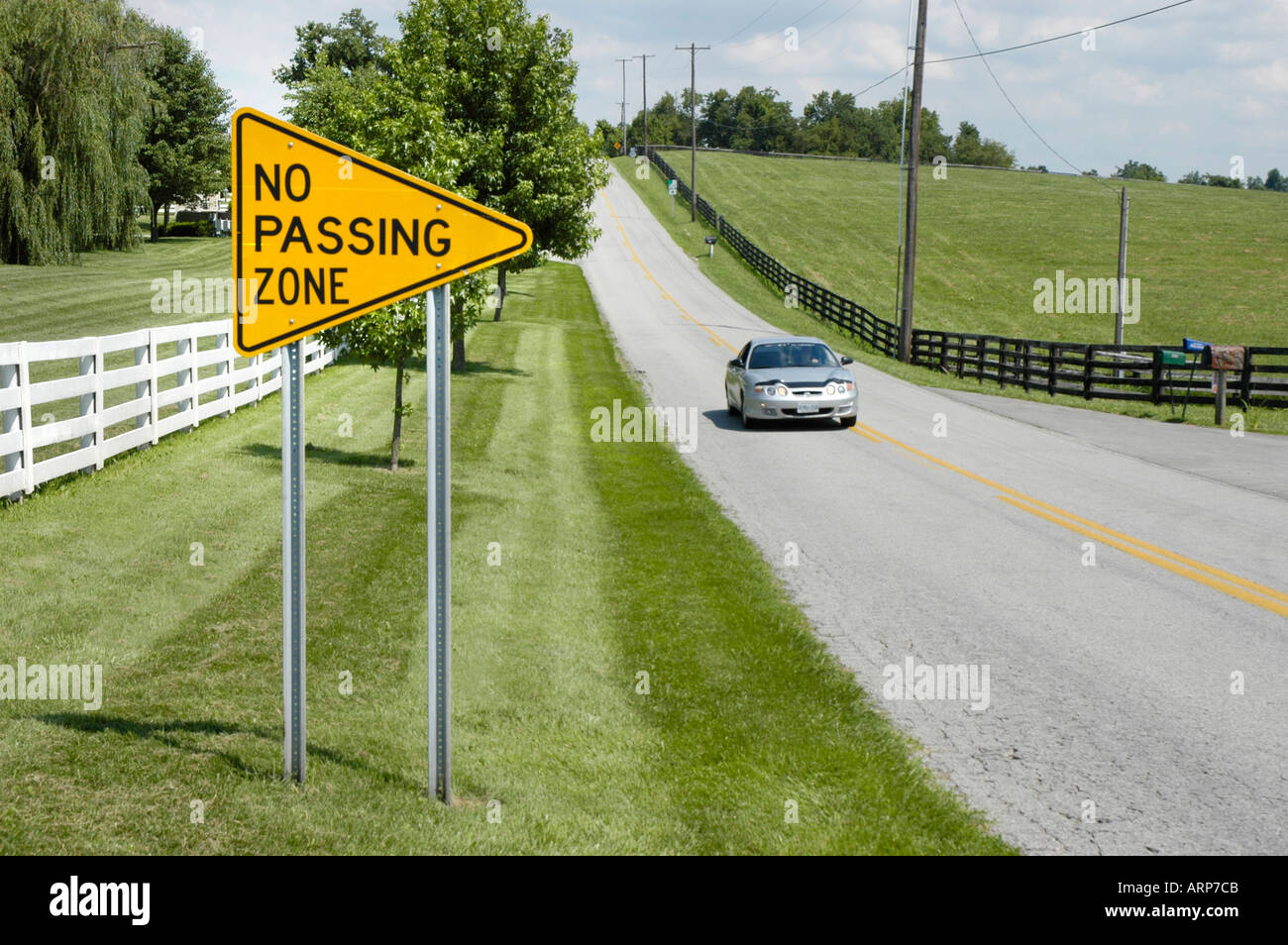 Nessun segnale di passaggio sulla strada di campagna vicino a Lexington Kentucky, nella regione dei cavalli Foto Stock