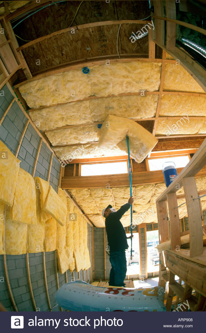 R30 R15 e R38 isolamento installato nel nuovo stile loft home in costruzione Tucson in Arizona Foto Stock