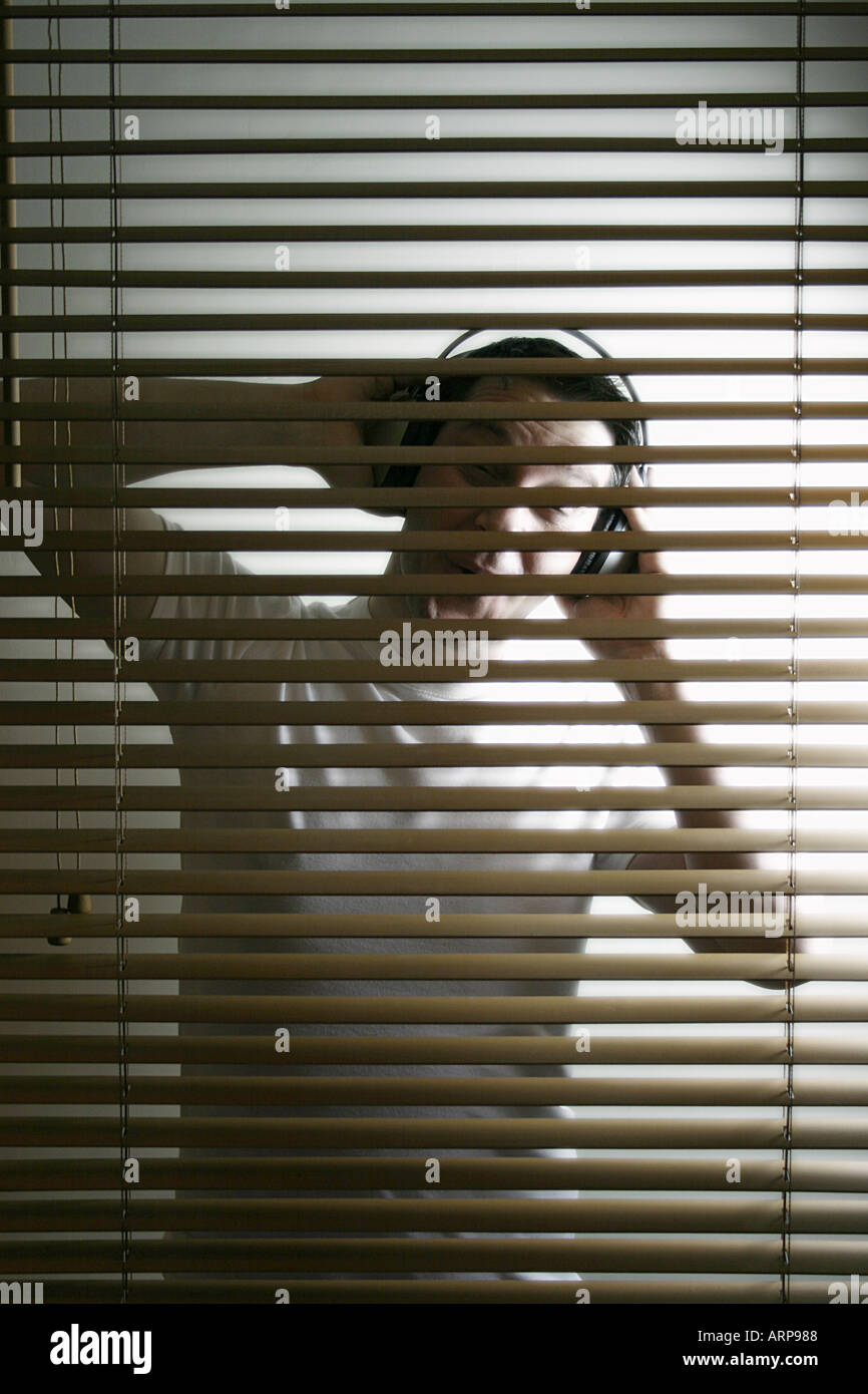 L'uomo ballare e cantare la musica dietro le porte chiuse Foto Stock