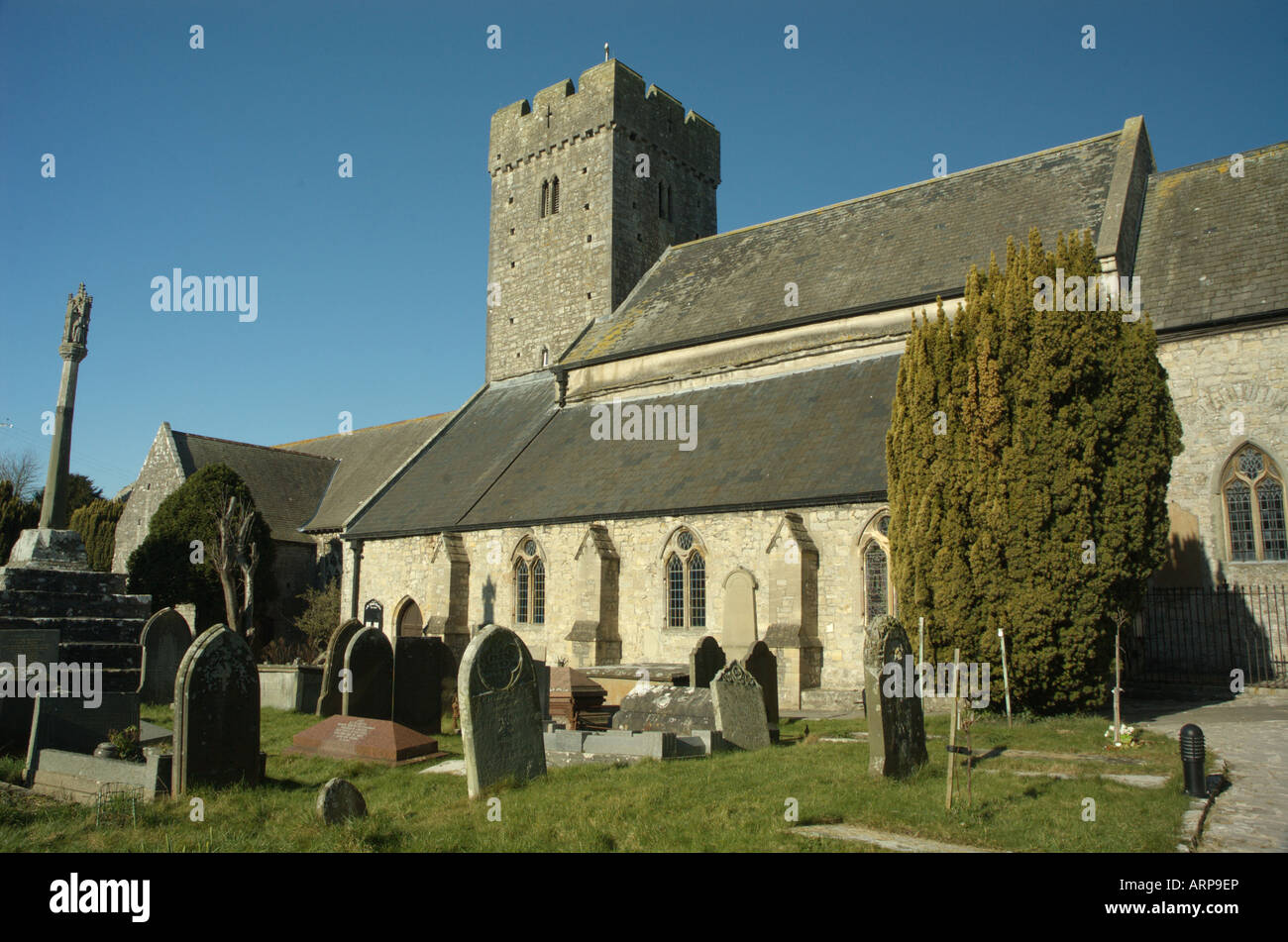 Il campanile e il cimitero di San Illtyd la Chiesa, Llantwit Major, Vale of Glamorgan, South Wales, Regno Unito Foto Stock