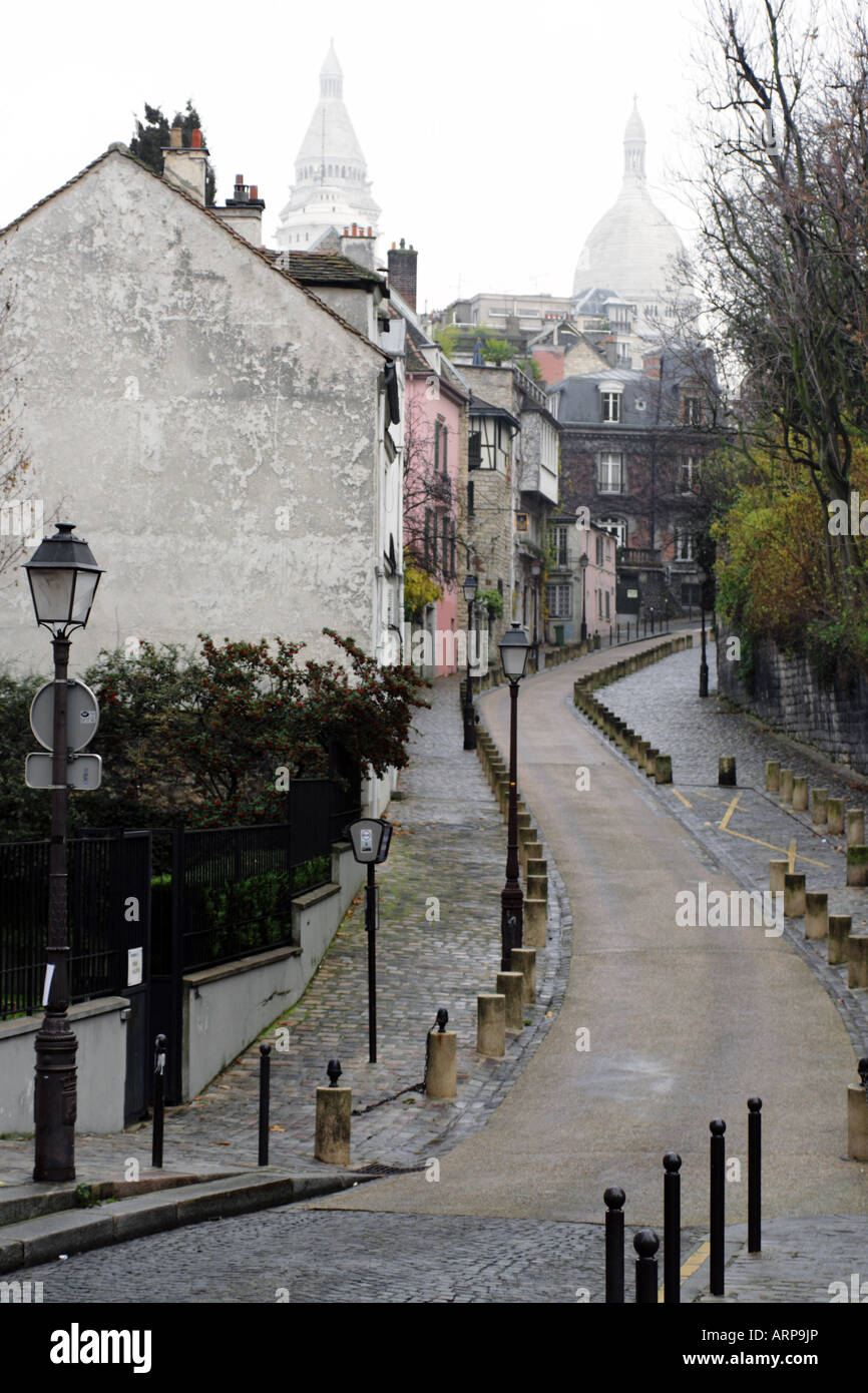 Strada di ciottoli di Montmartre che conduce fino alla Basilica de Sacre Coeur Parigi Francia Foto Stock