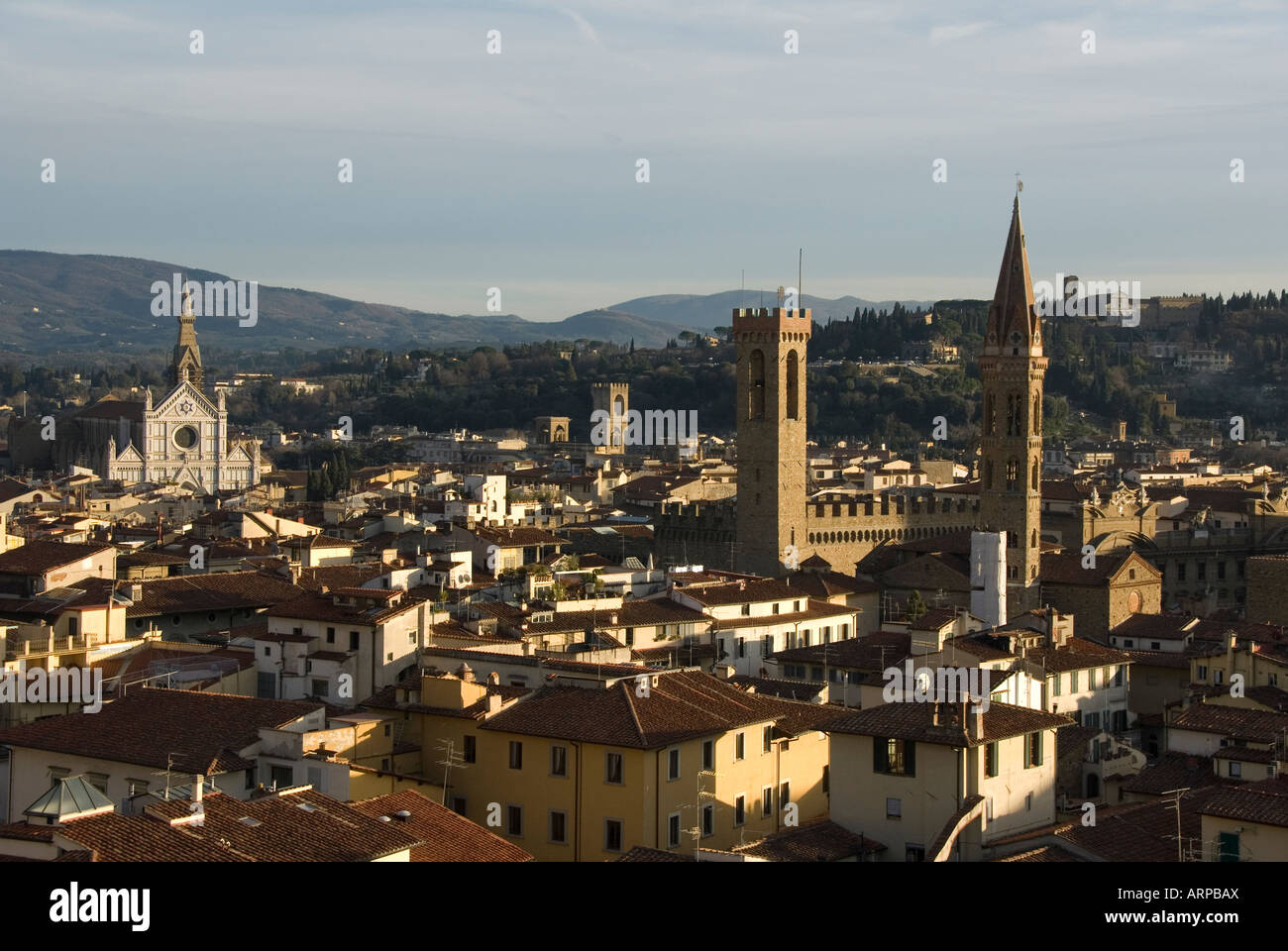 Orizzonte di Firenze con la Santa Croce, le torri del Bargello e la Badia. Nella distanza di Piazzale Michelangelo Foto Stock