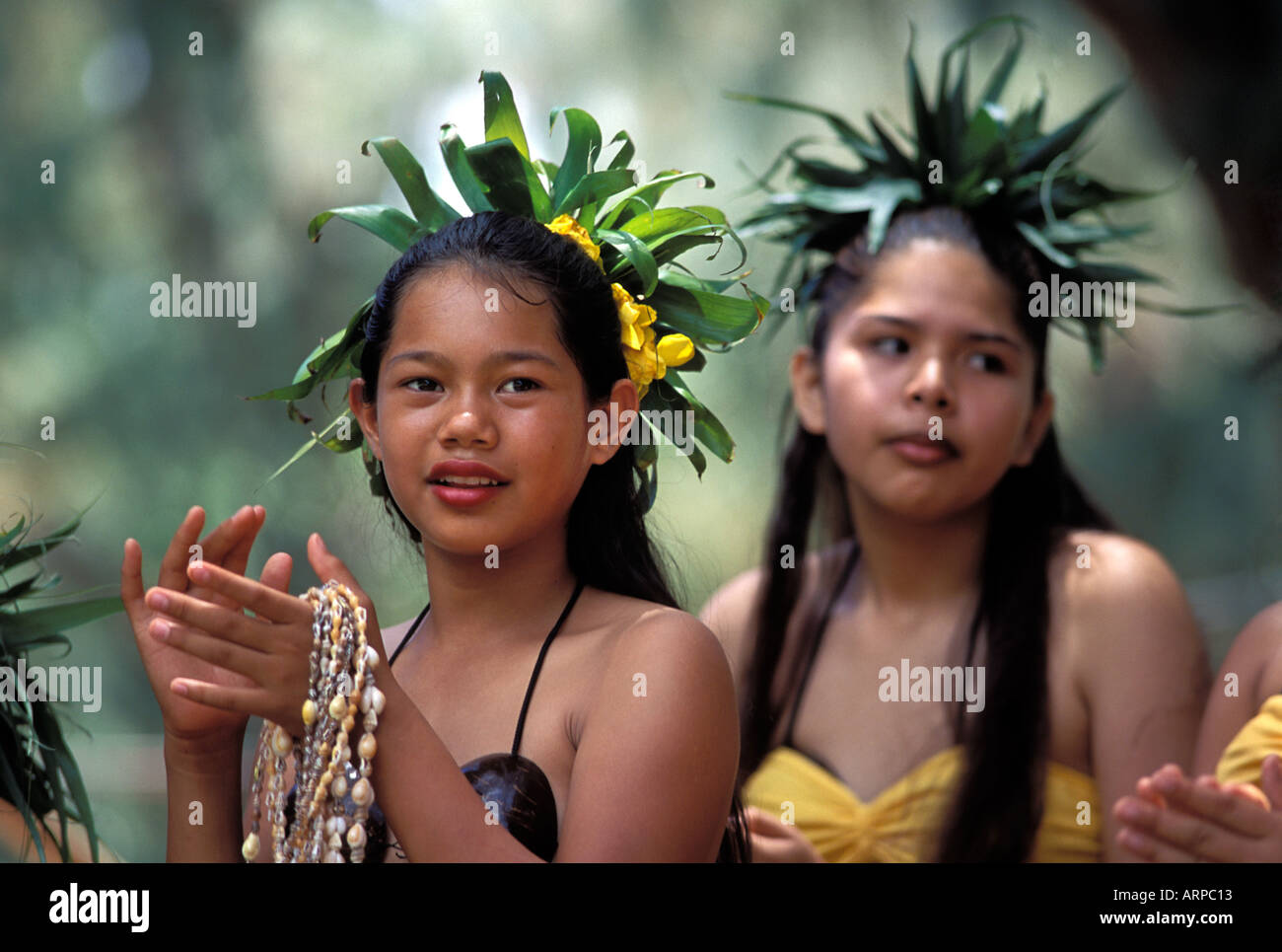 Coppia di ragazze della Micronesia eseguendo una danza a un festival culturale Garapan Saipan Marianne settentrionali, isole Foto Stock