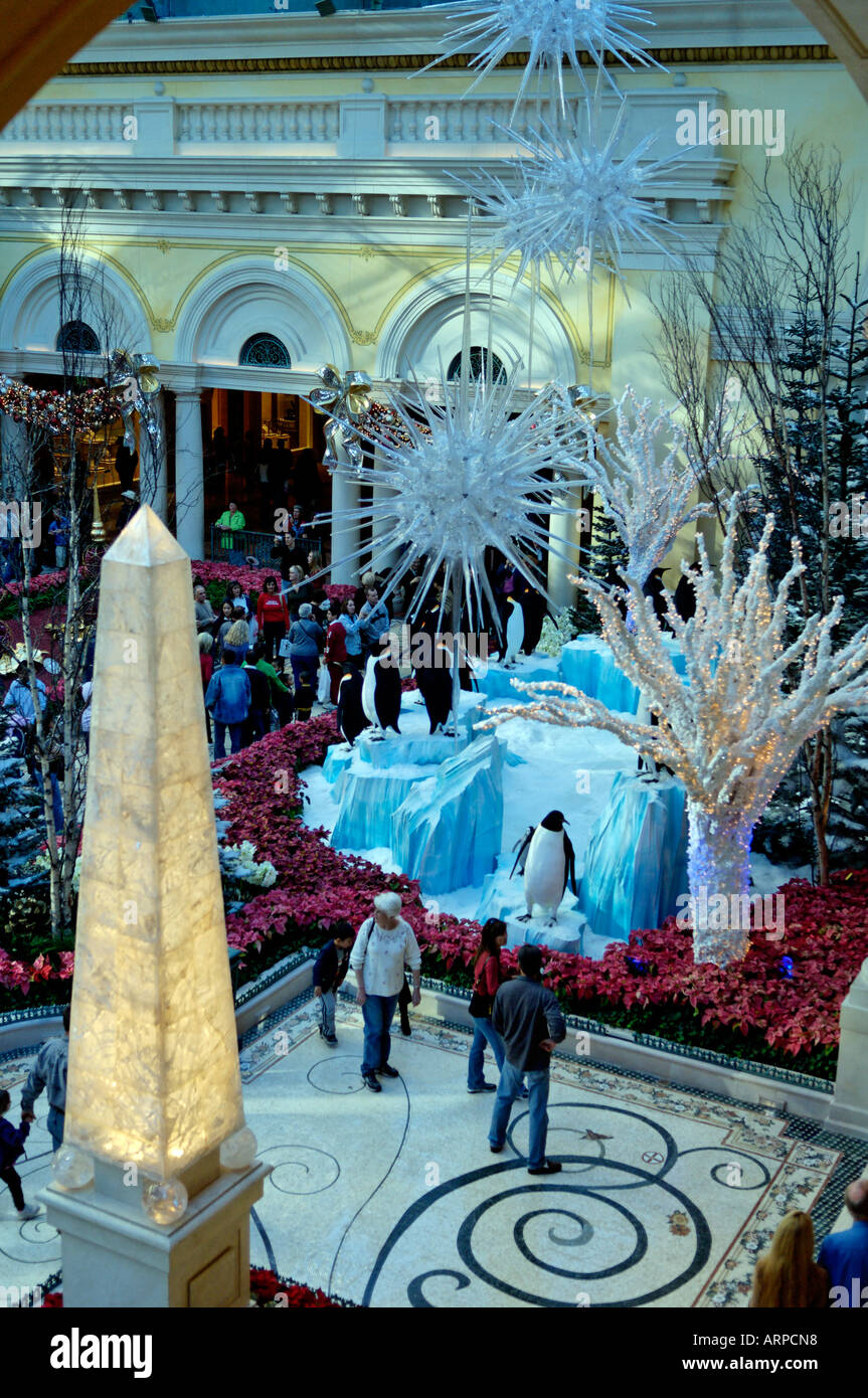 Guardando verso il basso all'impressionante Display di Natale al Bellagio Hotel e Casinò di Las Vegas, Nevada Foto Stock